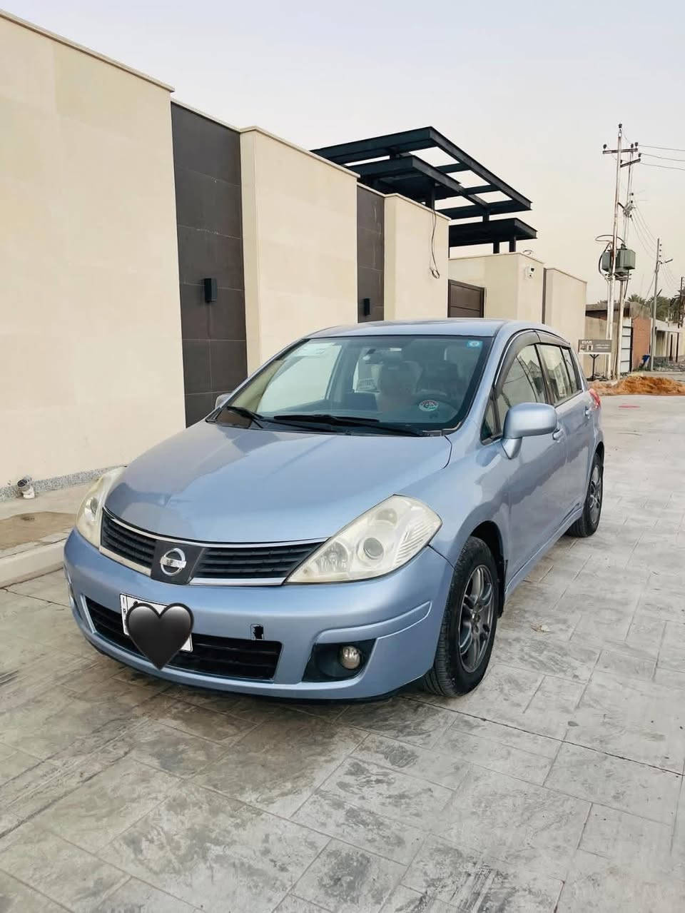 السلام عليكم
نيسان فيرسا 
2009
رقم بغداد انكليزي جديد باسمي 
مكينه 2000
كير مكينه مكفولات
مصبوغه احزام للجماليه  
تبريد ثلج + تدفئه 
صدر امامي خلفي جديد 
شاشه اندرويد 
 ويلكب + تخم تاير جديد 
 حساسات خلفيه 
العنوان بغداد الدوره 
السعر 75 بيه مجال 
***********
