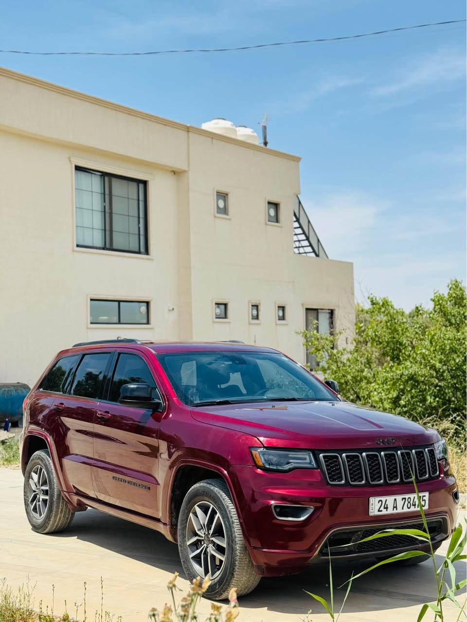 2017 Jeep Grand Cherokee · Suv · Driven 74,000 miles

بيها ٣قطع امامية بدون دواخل 
ماشية ٧٤.٠٠٠ميل 
السيارة 4x4
سعر ١٩٩ورقة و مجال
*********** دهوك, العراق

