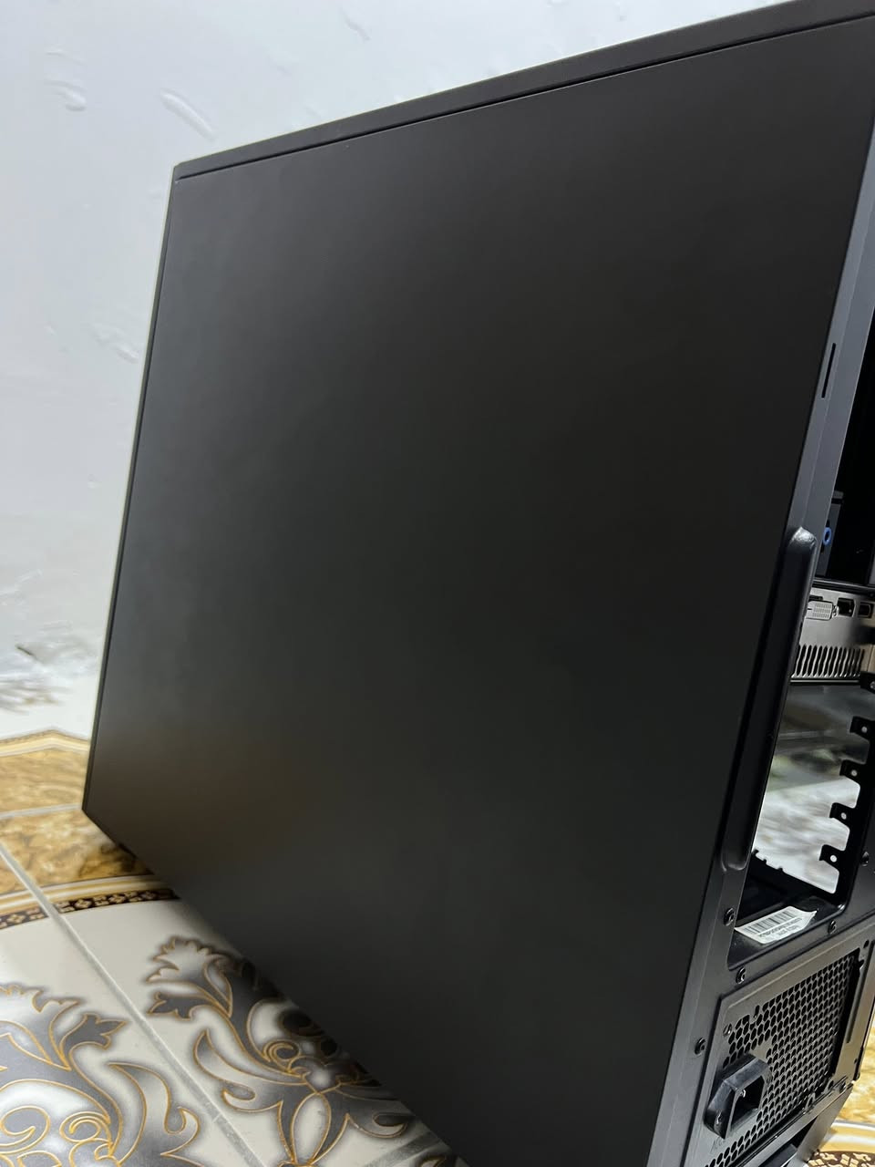 للبيع: تجميعة مواصفات حلوة (للمهندسين والمصممين والگيمرية)
السلام عليكم شباب، عندي هاي التجميعة للبيع، قطعها مختارة وحدة وحدة للأداء العالي والاستقرارية. التجميعة تعتبر "وحش" بالمهام الثقيلة والرندر بفضل المعالج العملاق اللي بيها.
📌 التفاصيل الكاملة للقطع:
1. المعالج (CPU): Intel Xeon E5-2680 v4 * هذا المعالج يجي بـ 14 نوات و 28 مسار! يعني يكتل الرندر كتـل وممتاز جداً للمونتاج وفتح أكثر من برنامج بنفس الوقت بدون أي تعليق (أداءه يوازي معالجات غالية بالسوق).
2. البورد (Motherboard): X99 P4
• بوردة احترافية تدعم رامات DDR4 وبيها منفذ M.2 NVMe للسرعات العالية، بوردة تتحمل شغل ساعات طويلة.
3. الرام: 8GB DDR4 (قابل للتطوير بسهولة).
4. البور سبلاي: Aigo 500W (أصلي وماركة معروفة، مو من العادي اللي يخوف على القطع).
5. الكيس (Case): Cooler Master الأصلي، كيس مرتب وشكله "هيبة" ويجي وياه 4 فانات أصلية يعني التبريد فول والتيار الهوائي داخل الكيس ممتاز.
6. الهارد: HDD 500GB شغال ونظيف.
7. المبرد: Aigo هوائي، تبريده ثلج، ملاحظة: القفل مالته يحتاج لحيم بسيط واللحيم مالته موجود وياه (شغلة ربع ساعة وتخلص).
⚠️ ملاحظات للأمانة:
• كرت الشاشة: RX 580 8GB (موجود ويه التجميعة بس "عاطل بي شورت")، أنطيه هدية للي يحب يصلحه أو يستفاد من قطعه.
• الوضع الحالي: التجميعة كاملة وموجودة، بس يرادلها "ترتيب وايرات وتركيب" وتصير جاهزة للعمل 100%.
💰 السعر: (انطي سعرك هنا او على الخاص أو اتصل ومراح نختلف إن شاء الله).
📍 الموقع: البصرة - الشمشومية.
🚚 التوصيل: موجود للي يحتاجه.
📞 للتواصل والاستفسار: ***********
