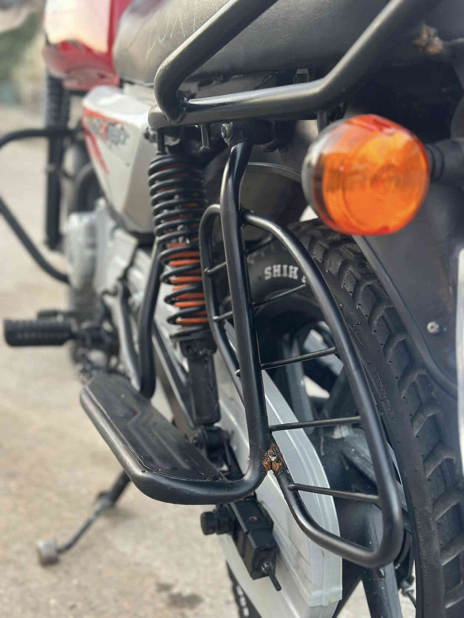 السلام عليكم شباب21 بوكسر حمره نازله بشهر ال 12 مرقمه سنويه ماشيه 12 الف وشويه كفاله عامه من كلشي شلعه تخبل تايرات جدد شركه مابيه اي نقص المكان بغداد الحسينيه***********
