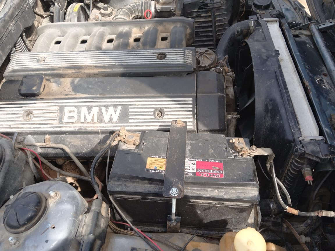 السلام عليكم بي ام 520للبيع مكينه وكير خيرمن الله صدر خلفي امامي جديد كهربائيات كله شغاله تخم تاير جديد نقص  تبريد فقط مكان الشعله ***********السعر45بيه مجال
