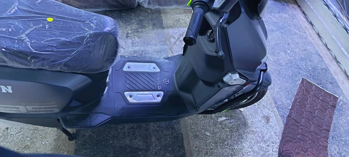 دراجه جديده استعمال يومين
⚡ دراجة الصاعقة الأصلية 2026 ⚡
من الريان RAYAN TAILG 
⚙️ ملف رياضي 2000S 
🔋 أصلية من ماركة TAILG العالمية
🔋 38 أمبير – 72 فولت
🖐️ بصمة عدد (2)
📡 تشغيل عن بُعد
🚨 نظام إنذار متكامل ضد السرقة
🛑 بريك دسك هيدروليك
🛞 دبلات أمامية وخلفية هيدروليك ناعمة 
🏎️ سرعة حقيقية تصل إلى 80 كم/س
🛣️ مسافة مقطوعة من 70 كم إلى 100 كم
(حسب السرعة – الوزن – أسلوب القيادة)
🛞 قياس 12 إنج – 12/90/90 ثبات عالي على الطريق
📺 شاشة كبيرة لعرض
✔️ السرعة
✔️ الرحلات
✔️ نظام عرض الأعطال
💡 لايت LED أمامي عالي الوضوح مع رماش
💡 إشارات جانبية رباعية بتقنية LED
💡 إضاءة جانبية وأمامية أصلية من TAILG
💡 باك لايت LED 
♻️ نظام إعادة الشحن عند استخدام البريك TTFR
🛋️ كشن سياحي كبير لشخصين
🎒 مساحة تخزين كبيرة تحت الكشن
العنوان ساحه عدن
السعر مليون و١٥٠
رقم الهاتف
***********
