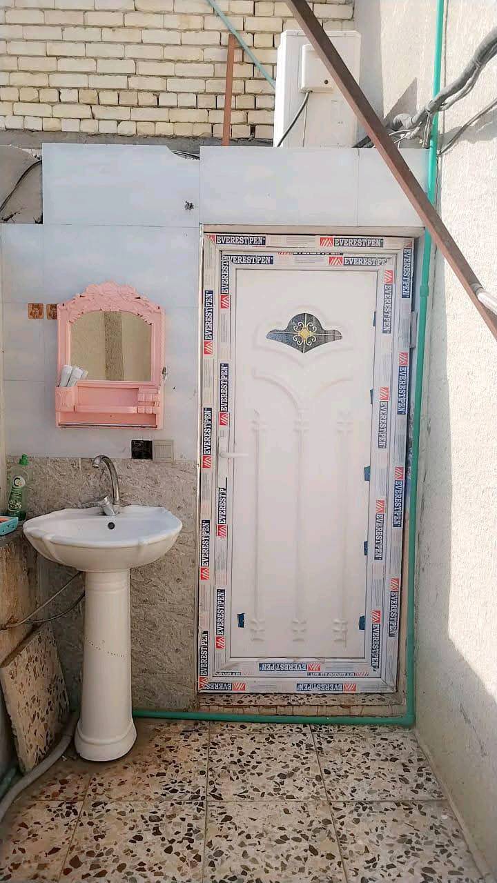 البيت للبيع نهاية حي اور مساحته ٧٠متر بي غرفه كبيره وصاله ومطبخ وحمام وتواليت خارجي البيع ابيعه اقصاد او حاضر خدامات مي وكهرباء وخير من الله سعره ٣٥بناء طابوك جديد مسلح 