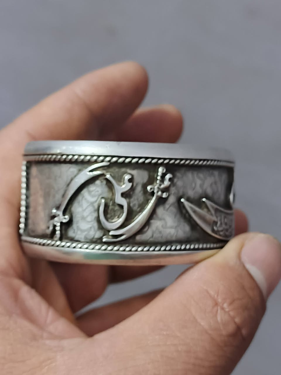 سوار فضه صياغه يدويه البيع وزن القطعه 72غرام السعر خاص
***********
