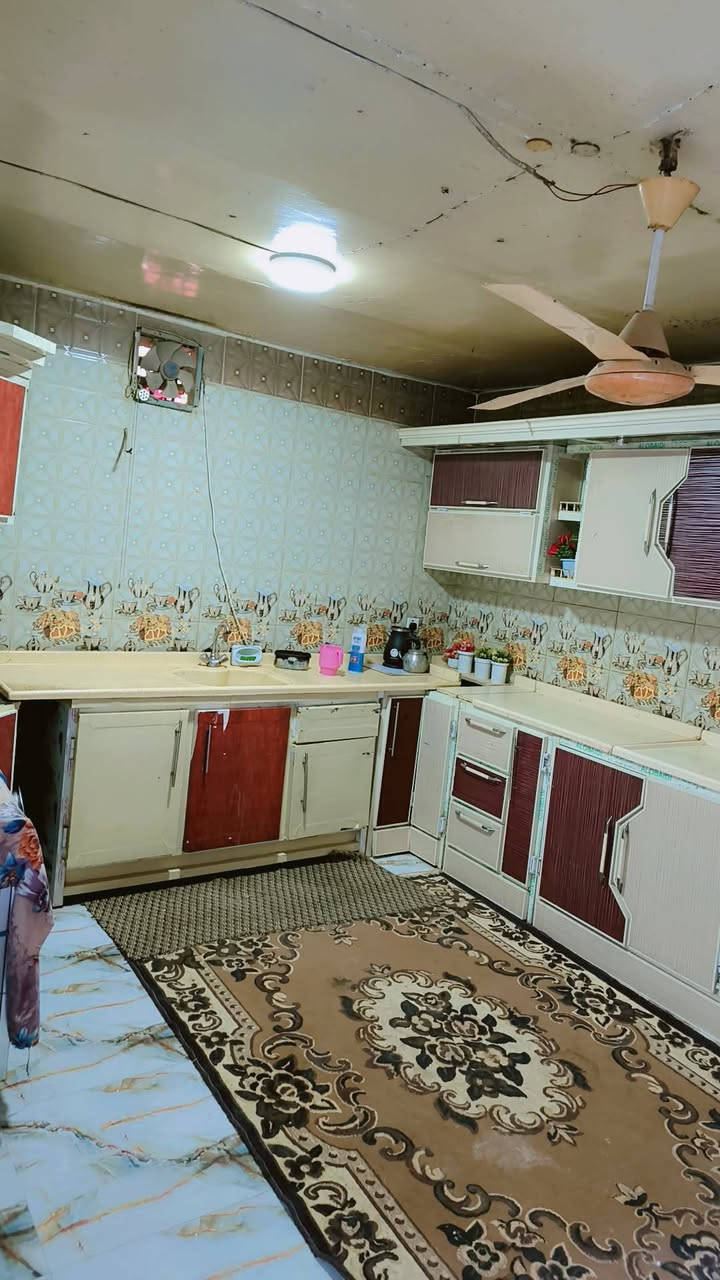 دار سكن للبيع العنوان ديوانيه حي الوحده واره مركز حي الوحده البيت مرتب ماناقصه شي البيت طابقين يحتوي ع 4 غرف نوم 💤 وصاله وبراني ومطبخ وصحيات  وداخاليه البيت جاهز من كلشي مساحته البيت 200 متر البناء طابوك عكاده سعر البيت 85 وبي المجال *********** البيت حر مامطلوب مداور ثاني يوم
