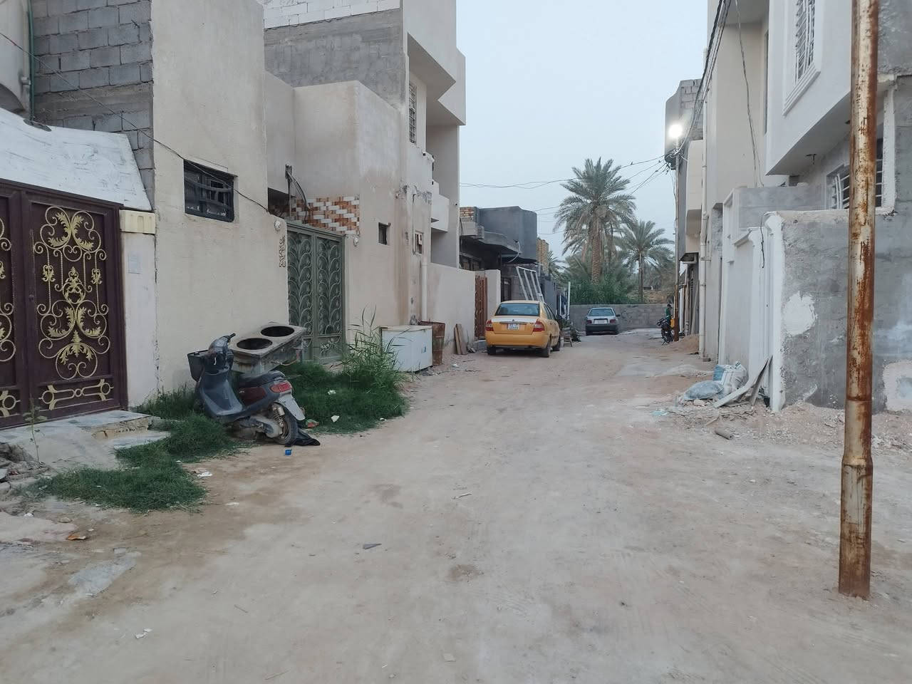 للبيع دار ١٠٠ متر واجه ٧ متر نزال ١٤ وربع كربلاء الحر الصغير بداية شارع المستوصف يحتوي البيت على طارمة ٢.٥×٣ متر صحيات خارجية ٢×٢.٥ متر استقبال كبير ٧×٤.٥ متر مطبخ مصغر ٢×٢ متر صالة كبيره ٧×٤ متر من ضمنها صحيات داخلية ومنور غرفه كبيرة ٥×٦ مع خلفية درج وبيتونه صب كونكريت السطح مطبك بالكامل مع ستائر كاملة الشارع ٦ متر ثالث بيت عن الركن الفرع بي بس ١٠ بيوت ومغلق ومخدوم ماء كهرباء ومجاري ابابك بسعر مناسب ٦٥ مليون للاستفسار الاتصال ***********
