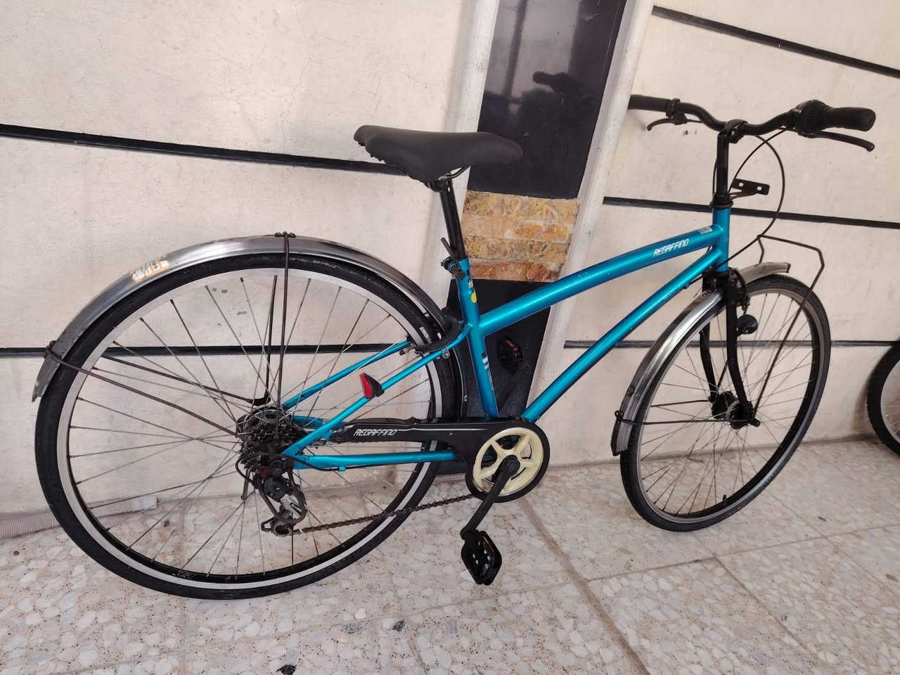 السلام عليكم ورحمة الله وبركاته
بايك موديل سي ٧٠٠ ترحال حجم ٢٨ 
باله ياباني وضع حاويه فول  
نضافه فول فول موصفات 
ماركه ( CHRYS) 
  سستم كامل شيمانو
يدات فر شيمانو اصلي 
السعر (  100  الف ) 
عكرب ماركه اصلي  شيمانو  
  لون ميمز ابيض مختم 
كير ٦ / ١ شغال سستم كامل 
غير مستخدم داخل العراق
العنوان بغداد منطقة الحبيبيه 
هاتف *********** 
الاستفسار واتساب
