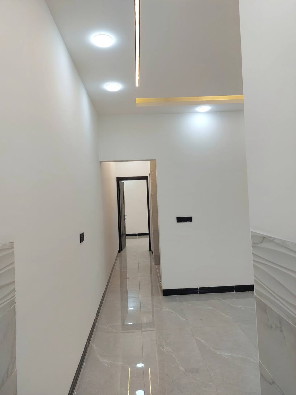 للبيع .
دار حي المشراق خلف مأكولات طماطم بدايه حي المشراق. 
المساحه ١٠٠ متر واجهة ٥ متر والعمق ٢٠ متر .
بناء حديث وتسليم فوري. 
يحتوي على ٤ غرف نوم وهولين واستقبال مع باقي المشتملات. 
يوجد تصوير فيديو لمراحل البناء من حدل وتسليح وباقي التفاصيل. 
لمزيد من المعلومات والسعر الرجاء الاتصال على أرقام المكتب لطفا. 
***********
***********
***********
او مراجعة المكتب في حي النور بعد دورة زيناوه بأتجاة دانيه ماركت مقابل صيدليه الكوثر.
