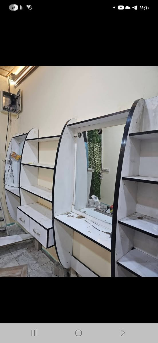 سلام عليكم 
للبيع استعمال قليل نضف جدا 
ميوزه كامله او رفوف بلنوص او بلجوانب او كرسي واحد نجف 
حي الجامعه هذه رقمي ***********
