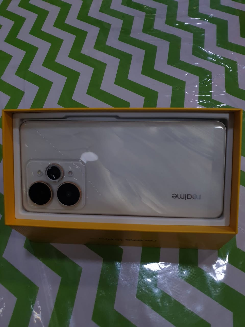 سلام عليكم 

ريلمي15برو 5G

جهاز يشغل ببجي بدقت 144هرتز بمعنى 120افريم

مراوس بايفون 

مواصفات الجهاز

الأداء والمعالج: يعمل الهاتف بمعالج Qualcomm Snapdragon 7 Gen 4 ثماني النواة بتقنية تصنيع 4 نانومتر، مما يوفر أداءً قوياً وسلساً في الألعاب والمهام المتعددة.
الشاشة: شاشة AMOLED منحنية (4D Curve+) بمقاس 6.8 بوصة وبدقة 1.5K (1280x2800 بكسل). تدعم معدل تحديث يصل إلى 144Hz وسطوعاً أقصى يبلغ 6500 شمعة.
البطارية والشحن: يضم بطارية عملاقة بسعة 7000mAh تدعم الشحن السريع SUPERVOOC بقدرة 80 واط، حيث يمكن شحن 50% من البطارية في حوالي 25 دقيقة.
الكاميرا:
الخلفية: نظام كاميرا مزدوج (أو ثلاثي حسب بعض النسخ) بدقة 50 ميجابكسل للكاميرا الرئيسية بمستشعر Sony IMX896 مع مثبت بصري OIS، وكاميرا واسعة جداً بدقة 50 ميجابكسل.
الأمامية (سيلفي): بدقة 50 ميجابكسل قادرة على تصوير فيديو بدقة 4K.
الذاكرة والتخزين: يتوفر بخيارات متعددة تصل إلى 12 جيجابايت RAM (مع دعم Dynamic RAM حتى 14 جيجابايت إضافية) ومساحة تخزين داخلية تصل إلى 512 جيجابايت من نوع UFS 3.1.
النظام والتصميم: يعمل بنظام Android 15 مع واجهة Realme UI 6.0، ويأتي بتصميم نحيف بسمك 7.79 ملم رغم حجم البطارية الكبير.
ميزات إضافية: مقاومة الماء والغبار بمعيار IP69، نظام تبريد سائل بمساحة 7000 ملم مربع، ودعم تقنية NFC


**إذا كنت صاحب هذا الإعلان وتريد حذفه لأي سبب، رجاءا أرسل رسالة إلى الدعم الفني**