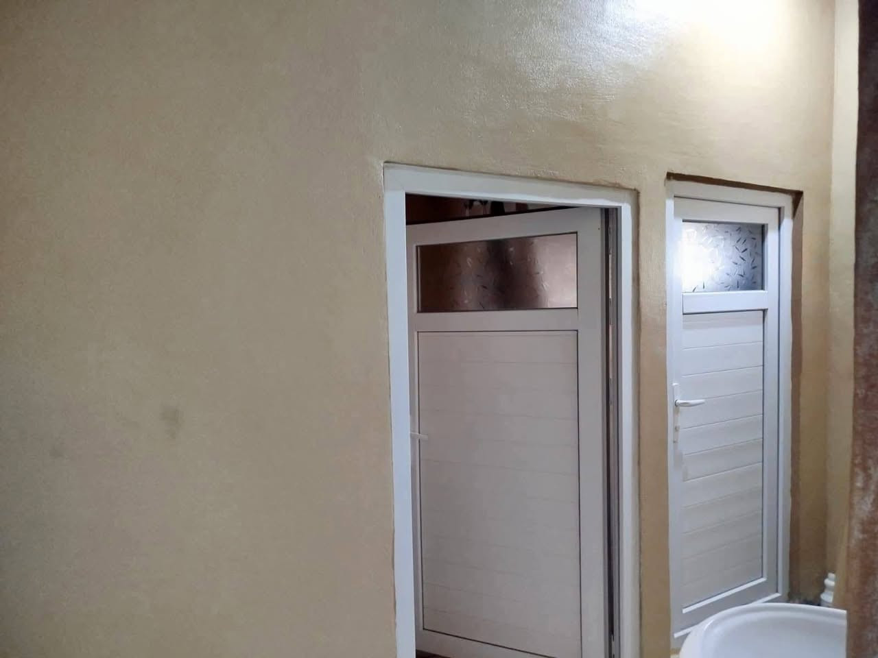 🏠 منزل للبيع في كركوك - منطقة المصلى (فرصة ممتازة للسكن أو الاستثمار) 🏠
لكل من يبحث عن موقع مميز، هادئ، وقريب من كافة الخدمات.. نعرض لكم هذا العقار المميز الواقع في منطقة المصلى، بموقع استراتيجي جداً (قريب من المدارس، السوق، وقريب جداً من جامع ملا عابد).
العقار عبارة عن مشتملين متجاورين، ويتميز كل مشتمل بأنه يتكون من (طابقين)، وتفاصيلهما كالتالي:
1️⃣ المشتمل الأول (الركن) - مساحة 171 متر مربع (طابقين)
الموقع: ركن مميز على واجهتين.
الواجهات:
واجهة داخل الفرع بعرض 25 متر.
واجهة مقابيل الجامع بعرض 7 أمتار.
البناء والتصميم: يتكون من طابقين، ويحتوي على (مطبخ، صحيات، غرفة استقبال، غرفتين نوم).
الاستثمار: المشتمل مؤجر حالياً بـ (250 ألف دينار عراقي شهرياً).
2️⃣ المشتمل الثاني - مساحة 100 متر مربع (طابقين)
البناء والتصميم: يتكون أيضاً من طابقين، ويحتوي على (مطبخ، صحيات، غرفة استقبال، غرفتين نوم).
الحالة: نظيف جداً، بناء مرتب وجاهز للسكن المباشر.
💰 خيارات الشراء والأسعار:
الخيار الأول (شراء المشتملين معاً):
المساحة الإجمالية: 271 متر مربع (المشتملين طابقين).
السعر الكلي: 180 مليون دينار عراقي (وبيه مجال للشراي الجاد).
الخيار الثاني (شراء مشتمل الـ 100 متر فقط):
إذا كنت ترغب بشراء بيت واحد فقط، البيع متاح لمشتمل الـ 100 متر (طابقين).
السعر: 110 مليون دينار عراقي (وبيه مجال للشراي الجاد).
📞 للاستفسار والتواصل:
لمعاينة العقار أو لمزيد من التفاصيل، يرجى مراسلة الصفحة مباشرة 📥 أو الاتصال على الرقم التالي:
[*********** 📱]
