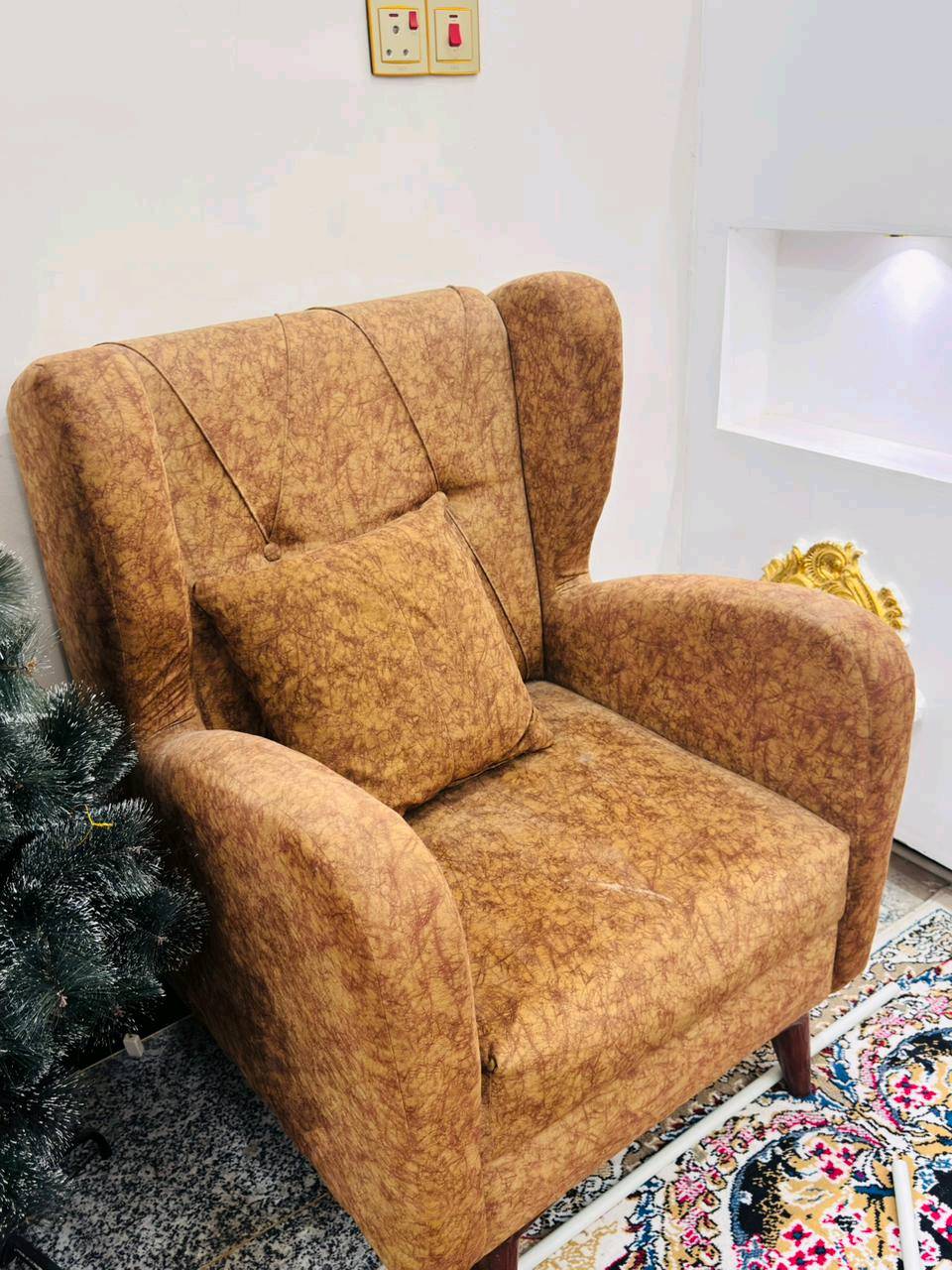 للبيع التخم سعره ٣٥٠ والميز سعرة ١٥٠