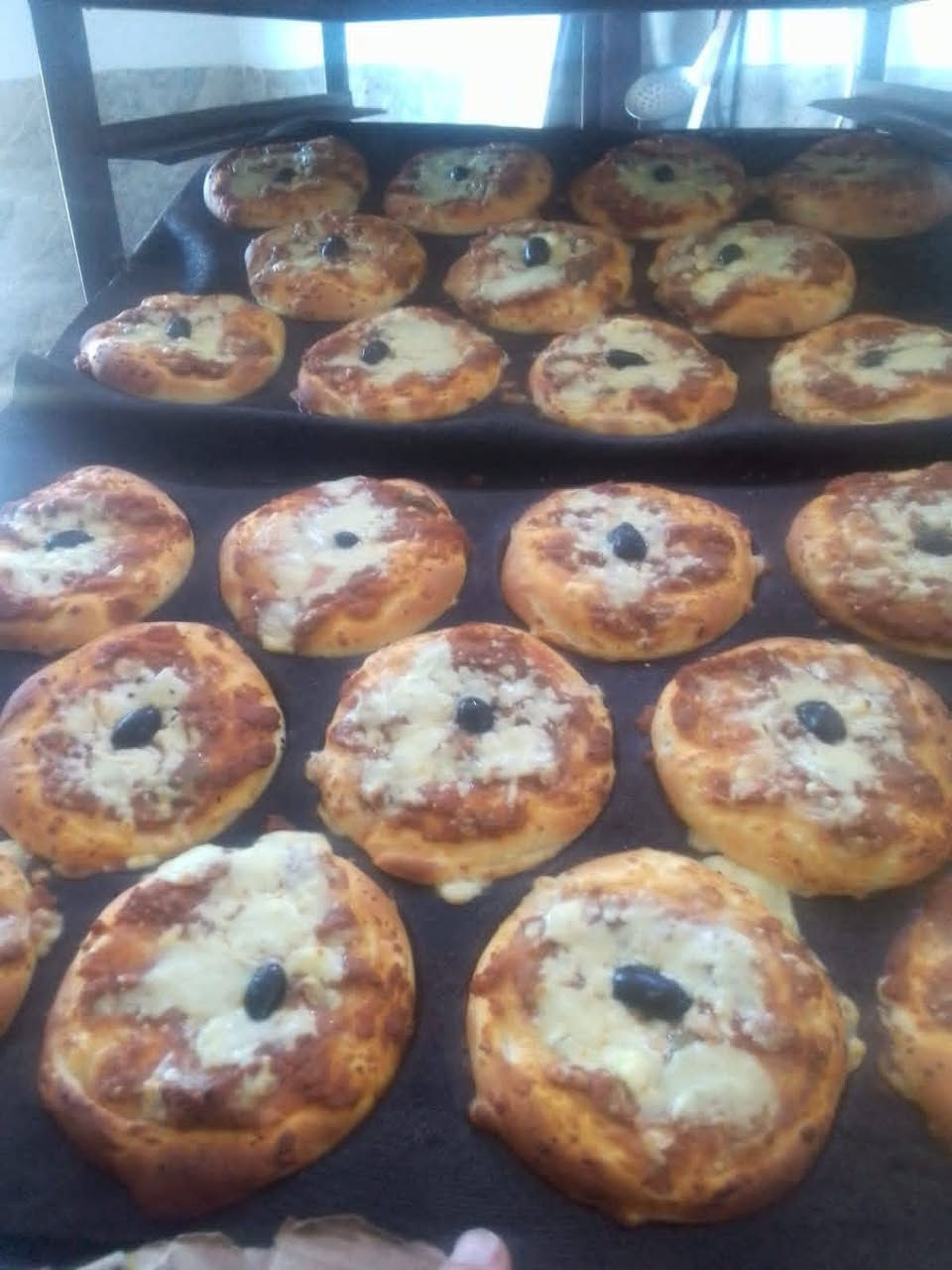 سلام عليكم خلفه صمون وجرك وفطائر وكب كيك ودونات وشعير وكرواسون بحاجه الى عمل تصال  على الرقم ***********
