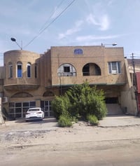 للبيع / نصف بناية 160 م واجهة 8 م بناء كلاسك تباع بسعر قطعة ارض  موقعه...