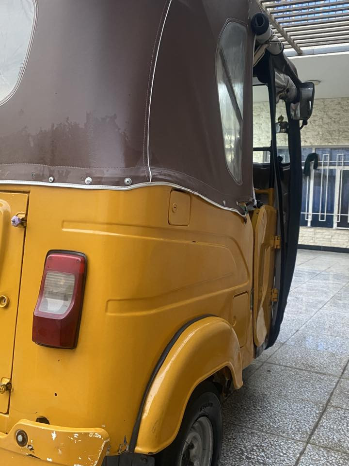 السلام عليكم تكتك ٢١ رقم وسنوية باسمي مصبوغه عام لان صاحبها جان مغير لونها للازرك ومرجعها للونها الاصفر بيها ضربه خفيفه خمس اصابع باللغد الامامي الايسر فقط ومرجع بالايد تكتك حلوه مال شغل 
تجي تاخذ احولك ثاني يوم 
الشراي يتصل واتس وبي خير ويدلل ***********
