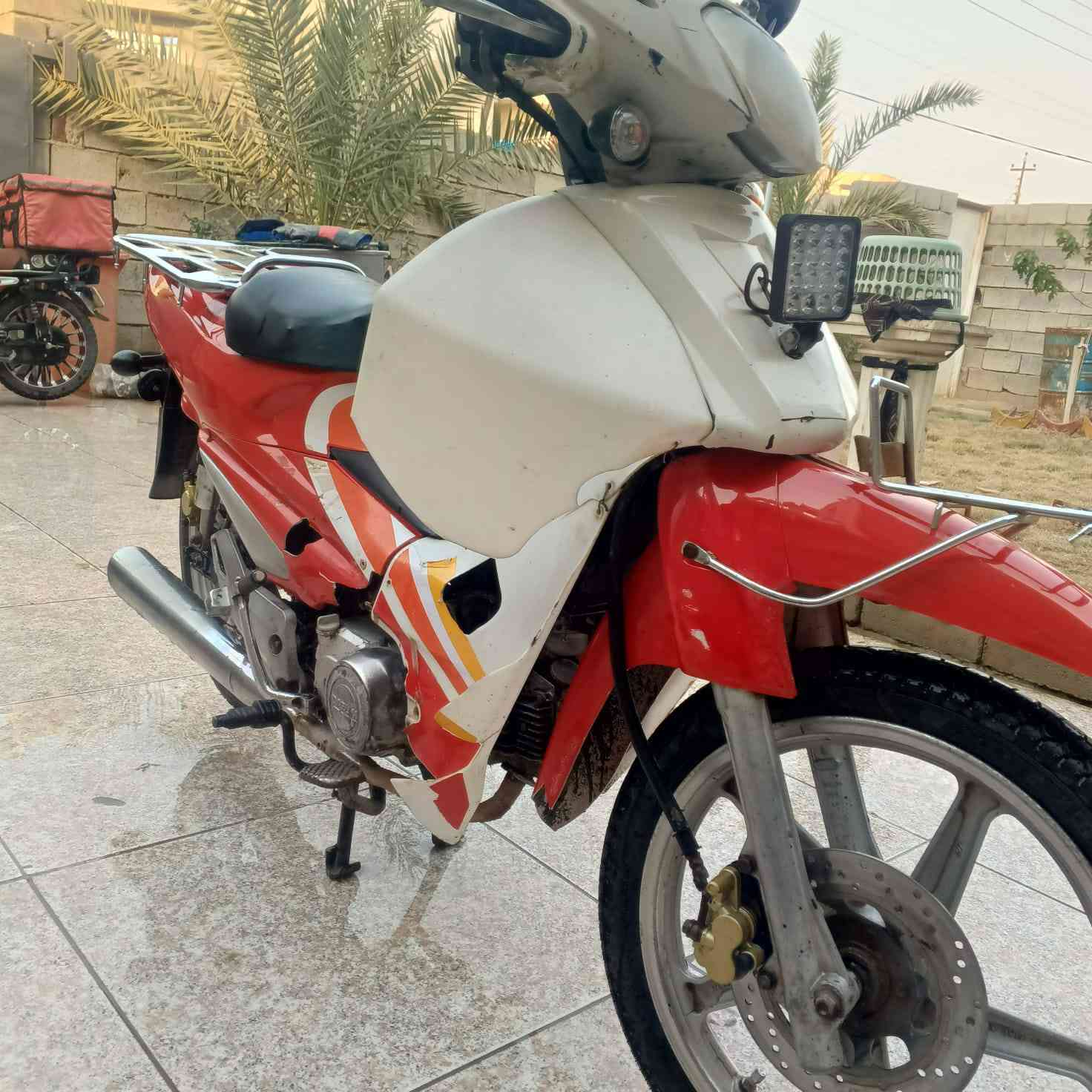 سلام عليكم دراجه سيرفز ٢٠١٦ فحل تايرات جدد
كهربائيات شغاله كلها 
مكينه خرسه نص ديره تشتغل شرط
مكينه مجفته جديد صار سبوع  كلجات شرط اصليات البارحه شادهن 
دبل دسك المرغوب 
بريكات جدد شرط 
زنجيل جديد شرط 
الدراجه عوزها درع كما واضح بل تصوير 
ودبلات اماميه نص عمر غير هذن الف ما تخلي عليها 
السعر ٦٠٠ بيها مجال 
تعال وشوف وكلب مثل ما تحب
***********
