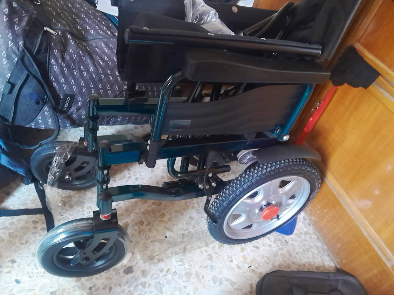 عربانه كهربائيه معوقين جديده بالكارتون مامستعملة تطبك وتنحط بالسياره السعر ماخذها ٦٥٠ ابيعها ٥٥٠ النجف ***********
