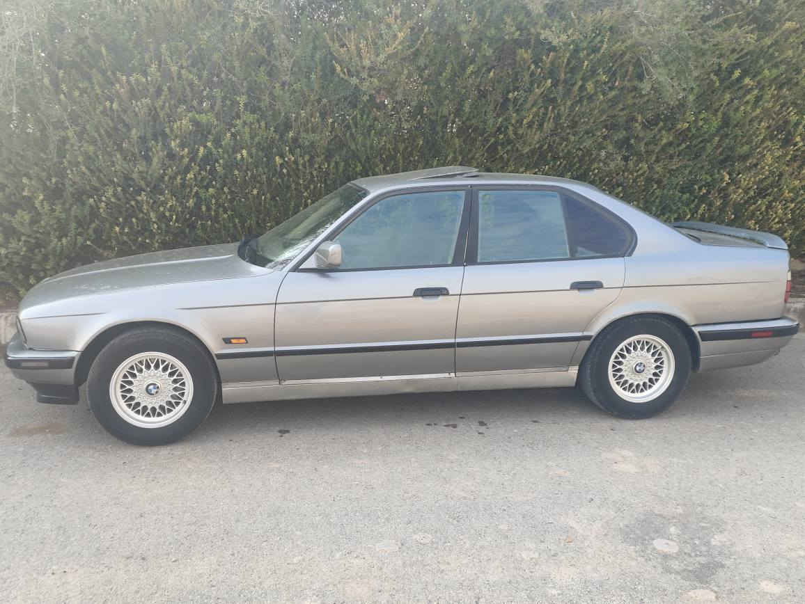 بیئێم 525i کەپس دیجیتاڵ گێڕ عادی مۆدیل 1991 
چوار جام کارەبا
سڵاید
تەبرید سارد و گەرم لەسەر سویچ ئیش دەکا
شەغالە و بەکۆنتڕۆڵ پێ دەبێ 
داخستنی هەر چوار جام لەسەر کۆنتڕۆڵە
کارەبایاتی کامل بە شەرت بێ خەلەلە و لەسەر بیلادیە 
گێڕو مەکینەی بێ کێشەیە و لە 100 کیلۆمەتر 12 بۆ 15 لتر دەخوا

سعری 67 وەرەقە و مەعمەلەشی تێدایە
*********** أربيل, العراق
