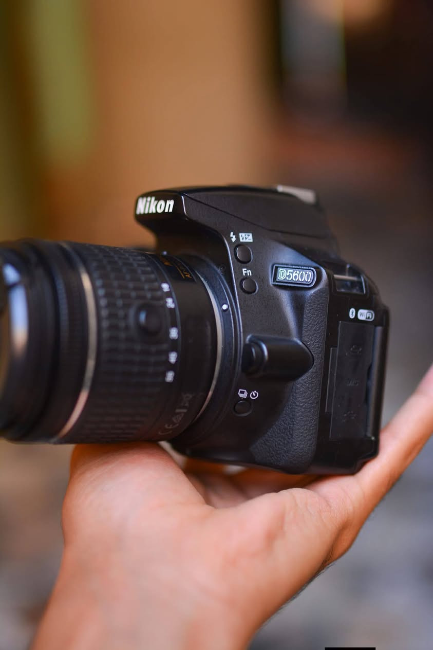 كاميرا نيكون Nikon D5600 للبيع 📸
نظافة الكاميرا 99%
من أقوى الكاميرات اللي يرغبها المصورين
جودة عالية جداً وأداء قوي كلش كاميرا اعتمادية بالتصوير.
الحالة:
شبه جديدة  نظافة 100% ✨
الملحقات:
عدسة 18-55 VR
🔋 بطاريات أصلية
🔌 شاحن أصلي
🔌 كيبل شحن

🚚 توصيل لكل المحافظات
🛡 ضمان على الفحص
للحجز أو الاستفسار راسلنا على الخاص


**إذا كنت صاحب هذا الإعلان وتريد حذفه لأي سبب، رجاءا أرسل رسالة إلى الدعم الفني**
