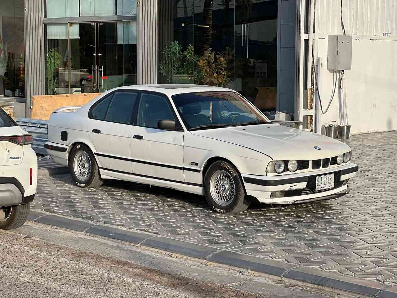 سلام عليكم بي ام ام بسعر ٥٥ وبيه مجال  
السياره فول موصفات داخل جلد مطعم بصاج 
وكشنات  ٧ قطعه كهرباء بلاد ، 
كهربائيات السياره كله شغاله و منضرمة زنون  
حساسات امامي خلفي كامره خلفيه اربع جام كهربائي 
مكينه وكير وحداديه  مكفول جديد 
وتبريد  بشرط  ثلج السياره جاهزه ان شاء الله 
بلاديه بدون ضربه فقط صبغ لجماليه 
مسويلها ادامه منظومه ماي وبانزين  وخير من الله السياره 
صدر امامي خلفي جديد 
تخم ويل جديد تايرات نظاف دواخلها نظيفه 
مكان السياره بغداد 
‭***********‬
