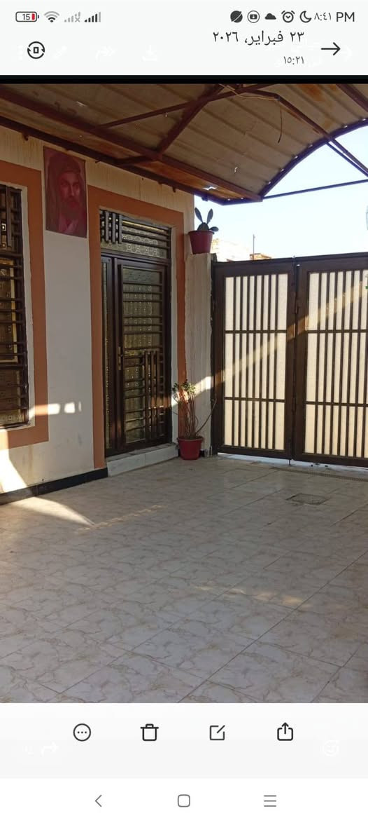 السلام عليكم 
الدار للبيع 
المكان آل مراد خلف الملعب إلي بشارع السياسيين 
البيت كامل مكمل ما ناقصه شي 
عكاده حديث بناء ٢٠٢٥
غرفتين وصاله واستقبال ومطبخ حار وبارد وحمام داخلي نظام سويت وطارمه ومجمع صحيات خارجي 
للاستفسار الاتصال على الرقم ***********
