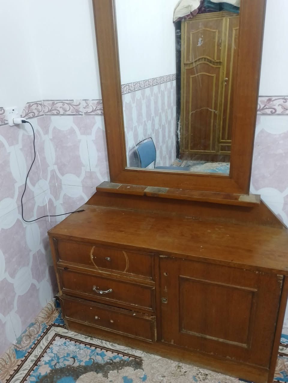 السلام عليكم
للبيع 
جربايه ام نفرين 
جربايه مال اطفال 
ميز امرايه 
زاويه عدد 2
كومديات عدد 2
العنوان حي المعلمين ***********
