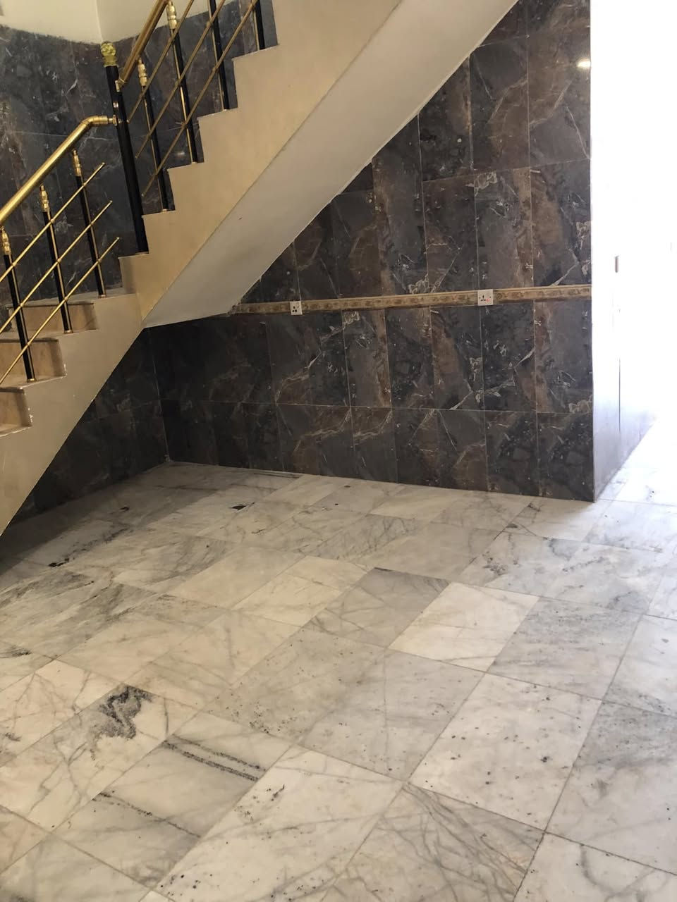 بيت للايجار في منطقه المعالف قرب جامع البستاني  البيت غرفتين وصاله صحيات عدد 2 للاستفتسار ***********
