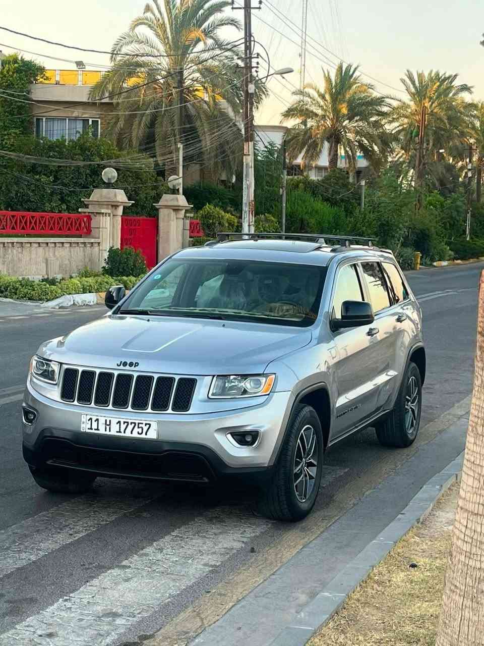 السلام عليكم 
جيب لاريدو ٢٠١٦ وارد امريكي حادثهة جداً بسيط جاملغ فقط وبالعراق باب خلف السايق بدون داخل فقط صبغ وصور الحادث مرفقة بالمنشور
رقم بغداد بأسمي
مواصفات : فتحة ، بصمة ، شفتات بالستيرن ، كشن كهرباء ، شاشة ، كامرة ، رادارات ، توقف ذاتي ....
سيارة جديدة بدون اي نقص
السعر ١٧٥ 
مكان السيارة بالكاظمية
للاستفسار : ***********
