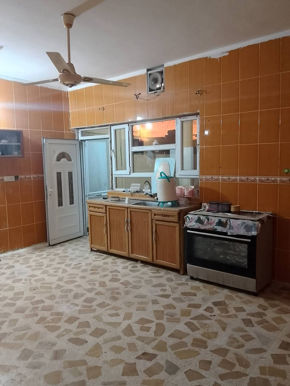 دار للبيع مساحة/200/متر طابقين كامل
عنوان الدار:قادسية الثانية شارع أبو وليد 
نوع العقار:طابو ملك صرف 
مواصفات:كاشي،سقف ثانوي 
يحتوي على استقبال ومطبخ وهول وغرفتين نوم 
للاستفسار مراجعة مكتب النورين للعقارات والمقاولات أو الاتصال على الارقام التالية:***********واتسأب
