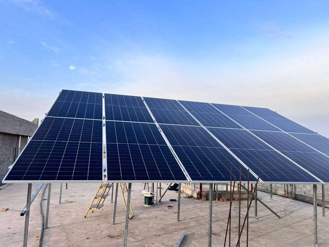 اللهم صلِّ على محمد وآل محمد

تم وبحمد الله… 

 تنصيب منظومة طاقة شمسية 40 أمبير (ليلي – نهاري)
منظومة مصممة تشتغل بثبات وتخلّيك مرتاح من القطع 🌞💪
🔆 مواصفات المنظومة:
✔️ 24 لوح شمسي قدرة 620 واط – ضمان 12 سنة
✔️ إنفيرتر 12 كيلو واط IP65
✔️ ضمان الإنفيرتر 5 سنوات
✔️ بطاريات عدد 3
✔️ سعة البطارية الواحدة 15.36 كيلو واط / 314 أمبير
✔️ عمر تشغيلي يصل إلى 8000 دورة
🧠 تجهيز متكامل:
✔️ بوكس منظومة كامل
✔️ جوزات DC عدد 3
✔️ جوزات AC سمارت عدد 2
🛠️ تنفيذ مهني:
✔️ حديد مغلون سماكة 2ملّيم
✔️ واير DC قياس 6 ملم
✔️ واير AC قياس 10 ملم
📍 موقع النصب:
ديالى – الخالص – قرية جديدة الاغوات
🏢 مكتبنا:
ديالى –  الخالص - قرية سعدية الشط
🔧 التنفيذ بإشراف
مكتب الوسام للطاقة الشمسية
📞 ***********
🌞 من تحب الشغل المضمون… تعرف وين تروح
🔥 والله وليّ التوفيق
