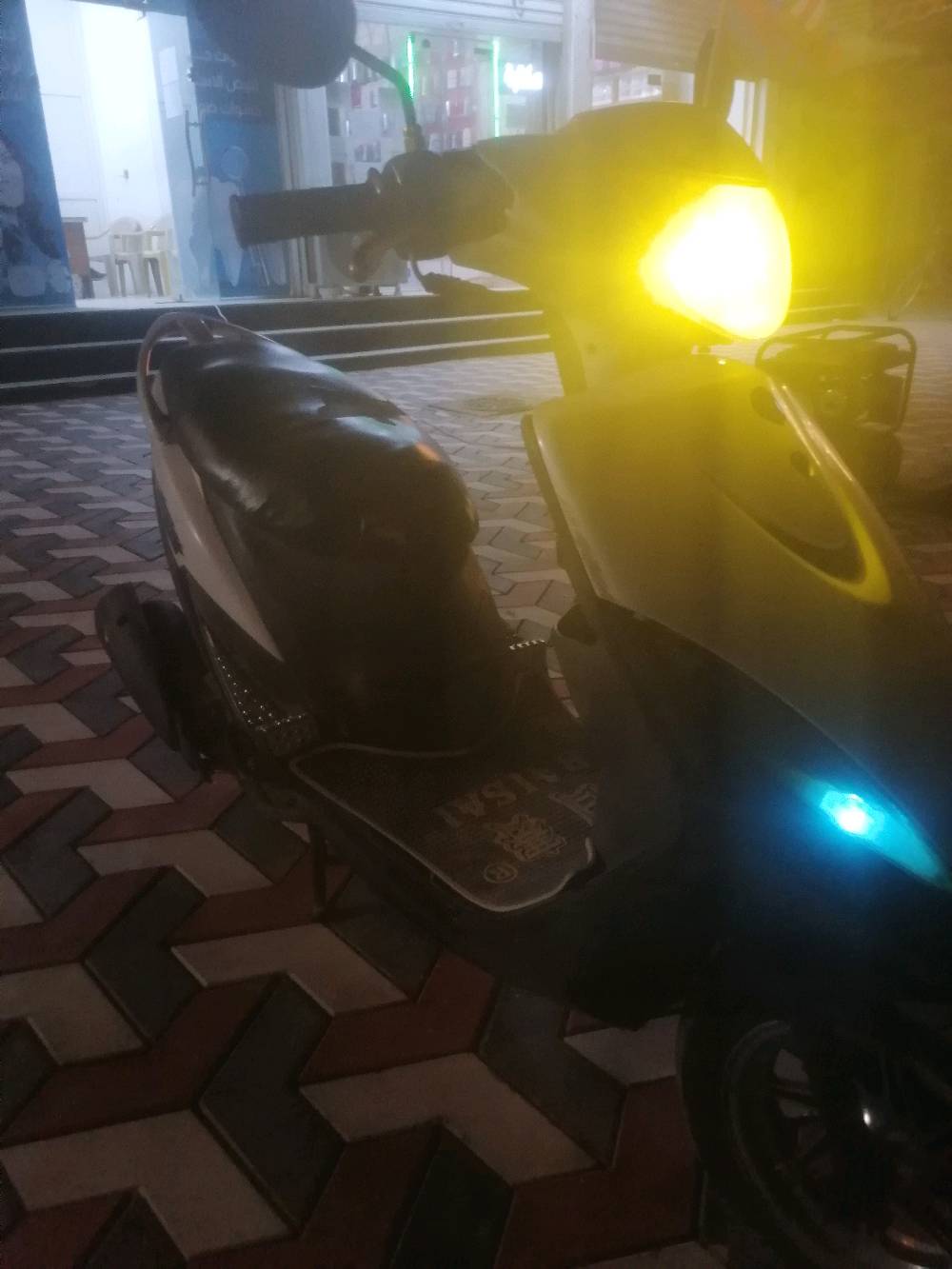 السلام عليكم


ماكس عدله لون ابيض بلادي

موديل 2006

مفتوحه (مبدل ولفات فقط)

دراجه تشتغل سلف +هندر

كفرات بلاي مو تجاري

كاعيه مختمه وي كفر

قبق جنطه مختم 

كهربائيات شغاله كلها


عايزها فقط عداد


مكاني ديوانيه إسكان قديمه قرب جامع طالب شيال أو مستشفى الحسين الأطفال اتصل على رقم *********** 