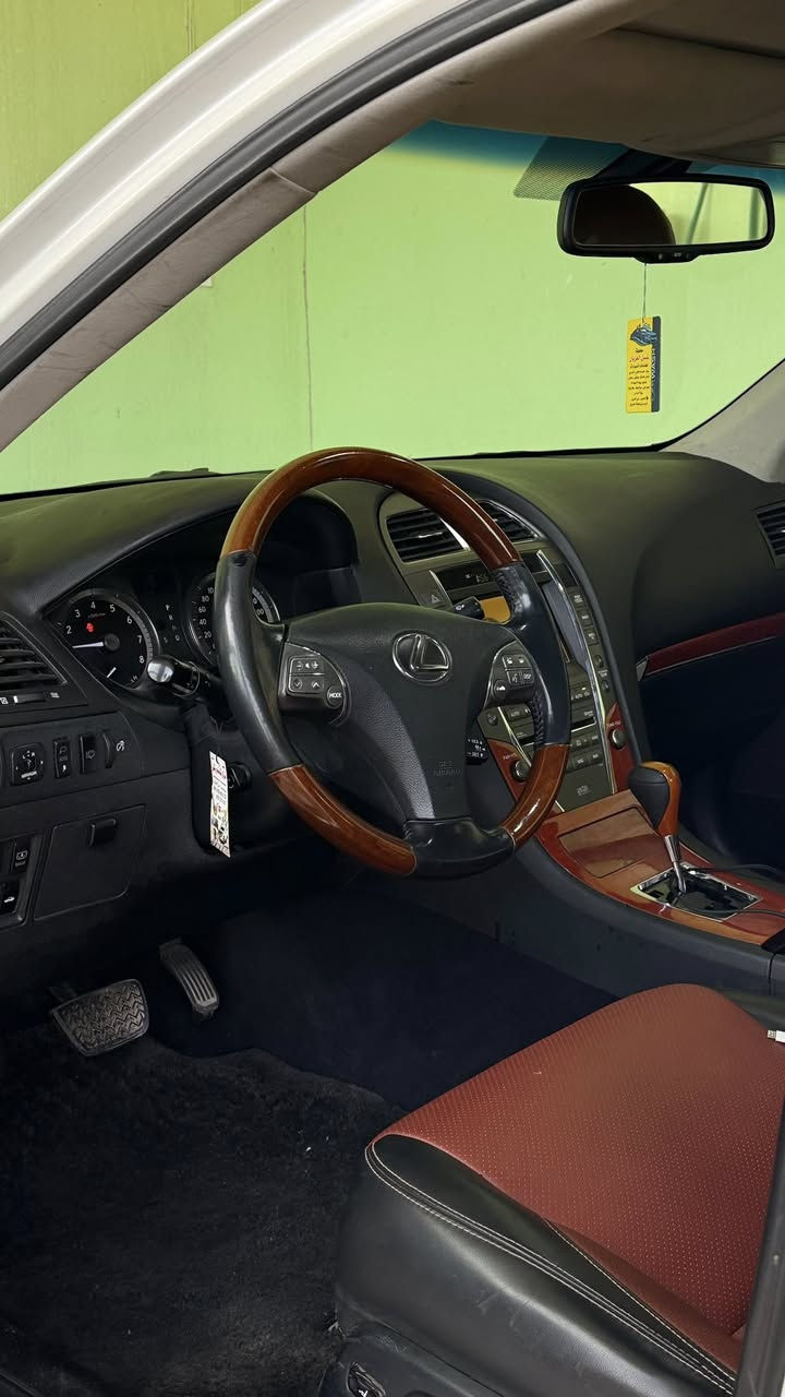 السلام عليكم للبيع لكزس es350
رقم دهوك 

خليجي 1/1

معروضه 155 

مواصفات فول 1/1

فتحه سقف  بانوراما 

كشنات جلد + كهرباء 

شاشه + بلوتوث 

رادارات جوانب 

حساسات أمامي خلفي 

مثبت سرعه 

كشنات حار بارد 

ستيرن كهربائي 

صندوق كهربائي 

 ماشي 200 الف
2 قطع جاملغ صبغ امامي وخلفي

2 قطع تبريد 

لايت زنون اصلي 

تخم تاير جديد


**إذا كنت صاحب هذا الإعلان وتريد حذفه لأي سبب، رجاءا أرسل رسالة إلى الدعم الفني**