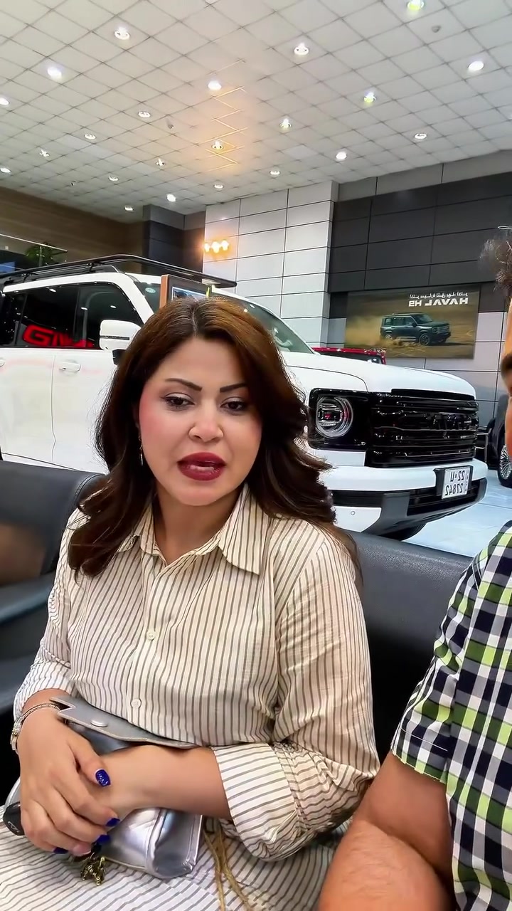 هلا والله وغلا اليوم التقينا بالست بسمه حرج ما شاء الله عليها، فنانة + إعلامية + متخصصة بتقنيات السيارات. يعني كلامها ثقة
*اليوم كان لقاء مميز 🔧*

التقينا بالفنانة والإعلامية *الست بسمة خرج* - المتخصصة بتقنيات السيارات - وسألناها سؤال يحير كل أصحاب السيارات
زيت ناقل الحركة "الجير"... هل يستبدل لو لا؟* 🤔

جوابها كان مفصل ودقيق، لأن الموضوع بيه "فتوى" بين الوكالات وبين الميكانيكية برا 😂

*الخلاصة من كلام الست بسمة
ناقل الحركة بالسيارات الحديثة "CVT / DCT" إله زيت خاص. والوكالة توصي بتغييره كل 60-80 ألف كم حسب الاستخدام. إهماله = خشونة + تأخير بالنمرة + بعدين تصليح يكلفك آلاف.
نصيحتها الذهبية:* لا تمشي ورا كلمة "زيت الجير ما يتبدل مدى الحياة"... مدى الحياة مال الشركة المصنعة مو مدى حياة سيارتك بالعراق والجو الحار والازدحام.

*سؤال الكم يا أصحاب السيارات:*
انتو بدلتوا زيت الجير مالتكم قبل؟ على كم كيلو؟ وشلون حسيتوا بالفرق بعد التبديل؟ 
اكتبولنا تجربتكم بالتعليقات حتى الكل يستفيد 👇


**إذا كنت صاحب هذا الإعلان وتريد حذفه لأي سبب، رجاءا أرسل رسالة إلى الدعم الفني**