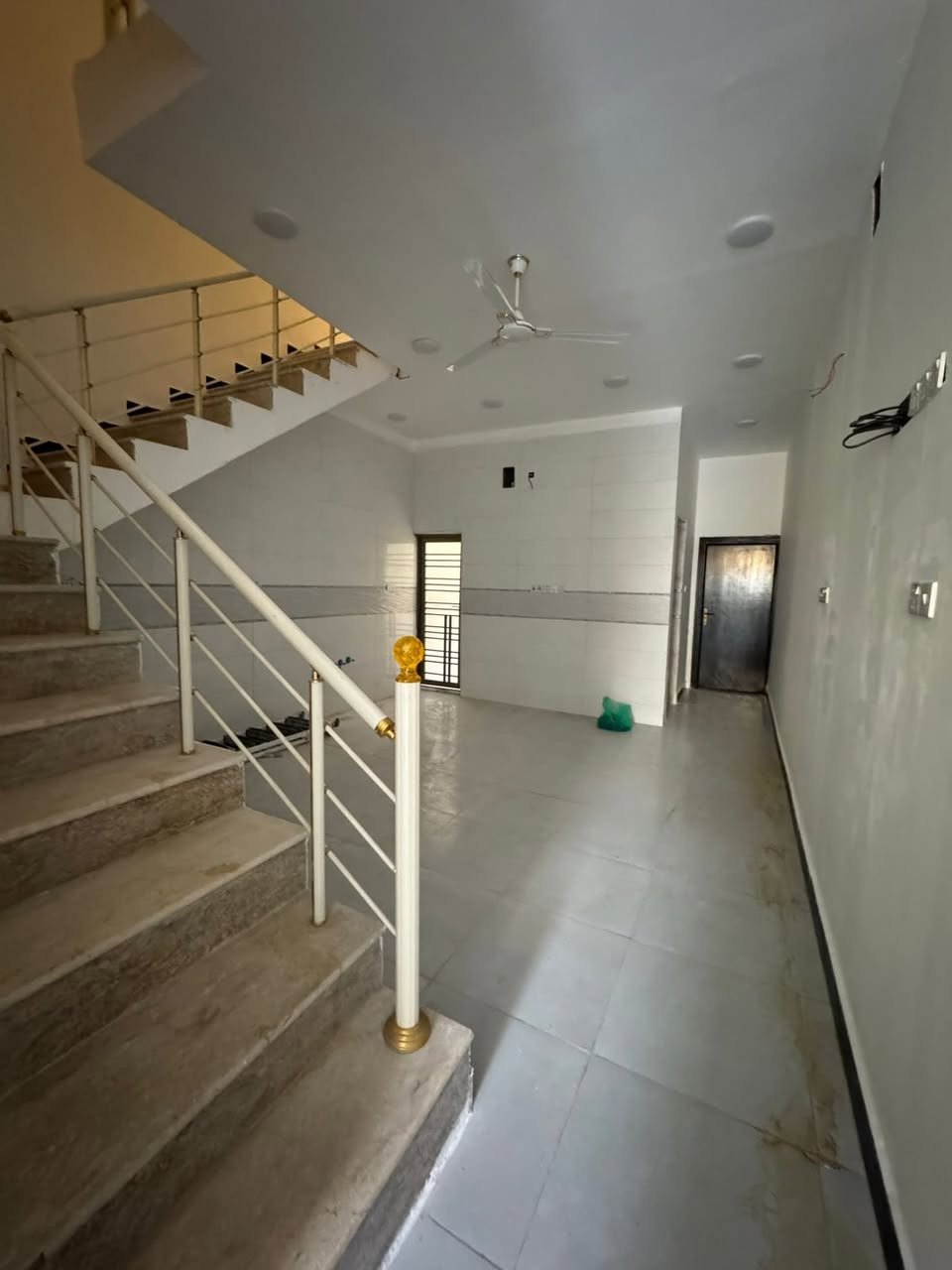 🏡 بيت للبيع – فرصة مميزة

📐 المساحة: 100 متر
📏 الواجهة: 5 م
📏 النزال: 20 م
🏢 عدد الطوابق: طابقين
🧱 البناء: طابوق بالكامل

📍 الموقع:
القبلة – حي القائم
قريب من فلكة البريد
قريب من الأربع شوارع
خلف كرزات الشمال

🔹 تفاصيل البيت:

 • 3 غرف نوم (واحدة ماستر / سويت)
 • صالة
 • مطبخ
 • منور يصلح مطبخ حار (بحاجة تسقيف فقط)
 • خدمات داخلية وخارجية
 • السطح كاشي
 • نظام بواري السبلت دفن
 • نظام كاميرات
 • البيت زيرو – غير مسكون
 • البيت باسم المالك مباشرة
سعر ٢١٥ قابل للتفاوض 🤍

📞 للتواصل:
***********
أو الدايركت ✉️
