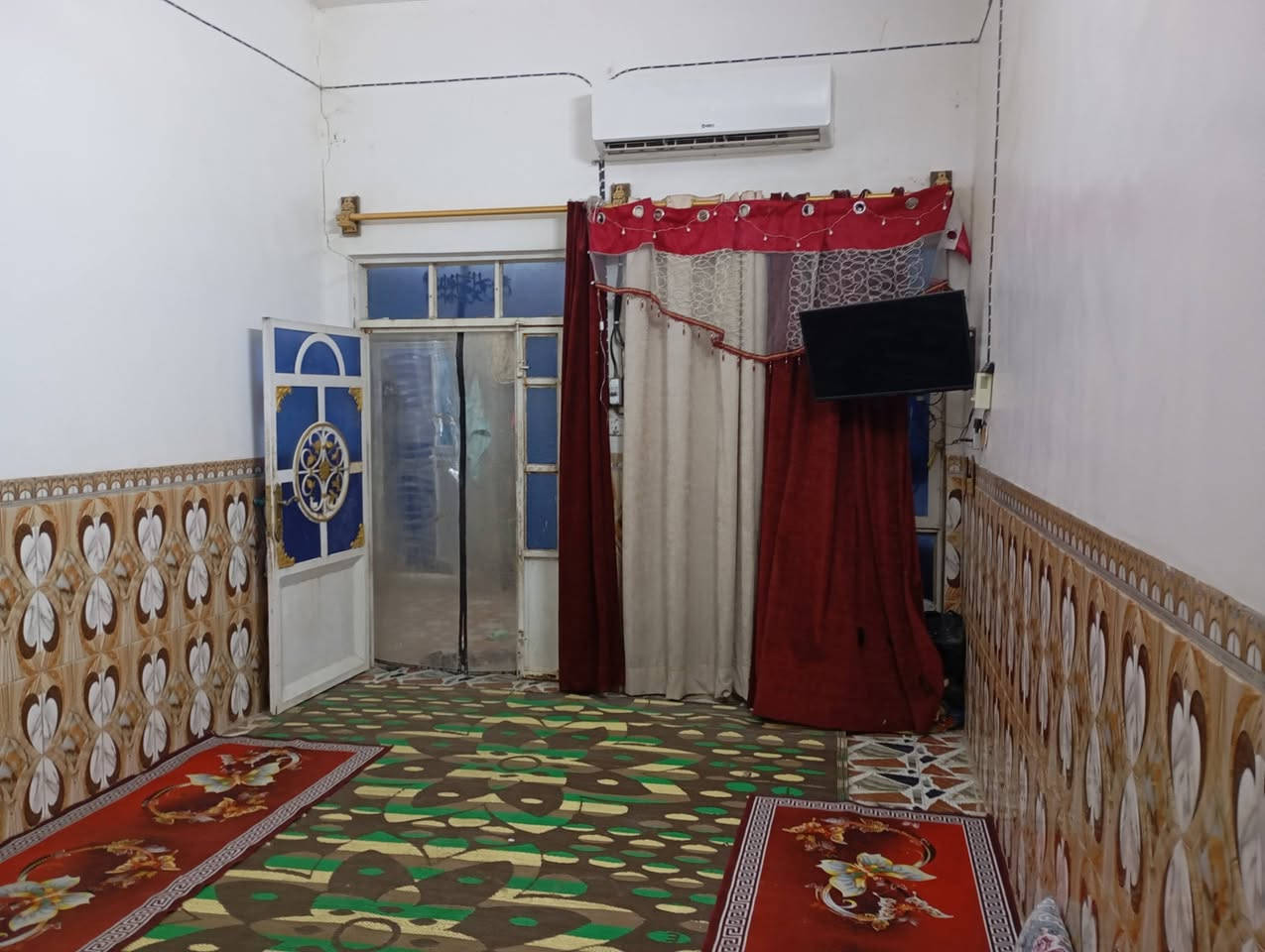 السلام عليكم بيت + عرصة للبيع طابو صرف المساحة الكلية 250 ركن يحتوي على ثلاث غرف وصالة واستقبال ومطبخ وصحيات حر مامسحوب عليه سلفة مداور ثاني يوم الحولي قرب سيد حيدر الياسري الاستفسار الاتصال  على الرقم ***********
