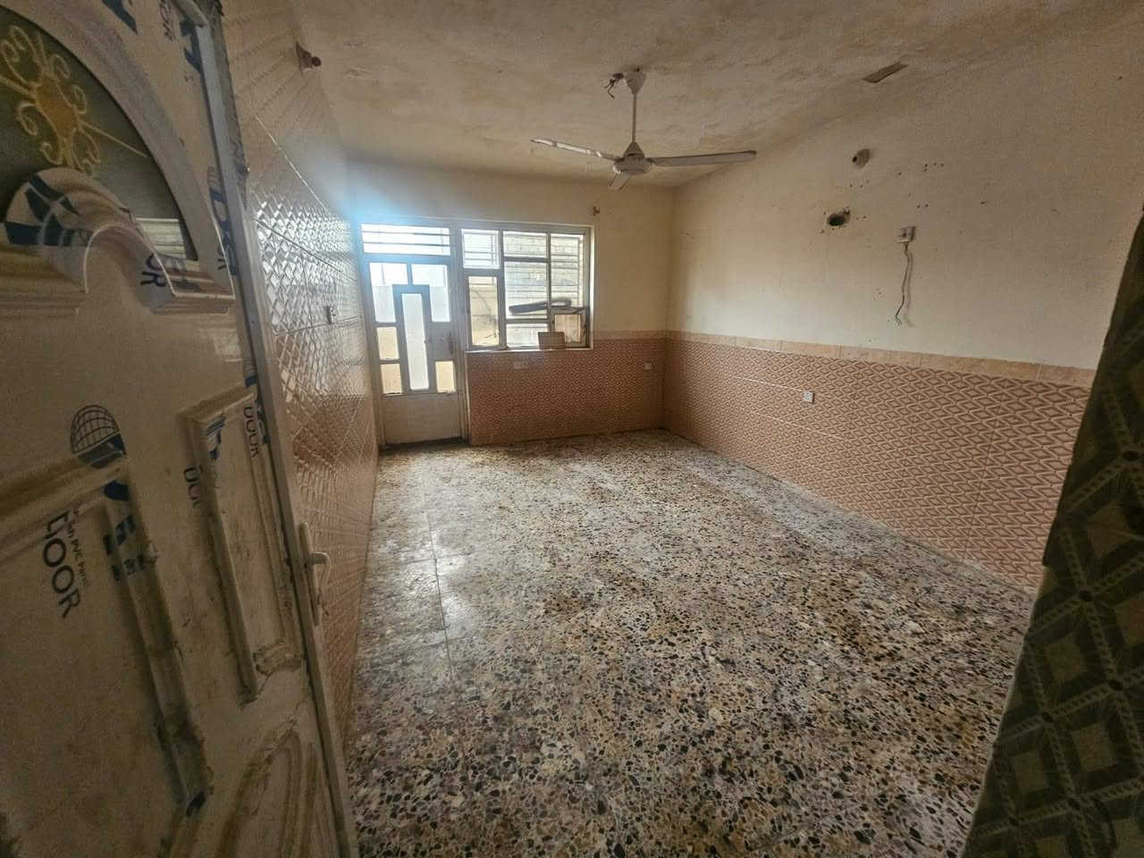 السلام عليكم يتوفر بيت الايجار في منطقة حي الفرات الهياكل قرب حسينية المصطفى وجامعة المشرق مساحة 100متر طابق واحد
غرفة نوم 
صالة 
صحيات 
مطبخ 
مناور 2
الاستفسار اكثر الاتصال بل الرقم التالي ***********
