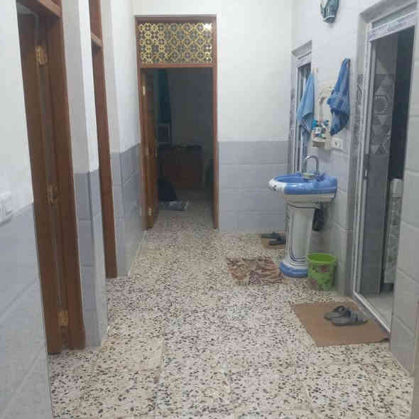 السلام عليكم دار للبيع طابق واحد او بيتونه كبيره صارله سنه من بنائه خلف كلشي او كلاشي بين الصحه او شارع ٦٠     ***********هاذا رقمي ابو البيت أبو مجتبى
