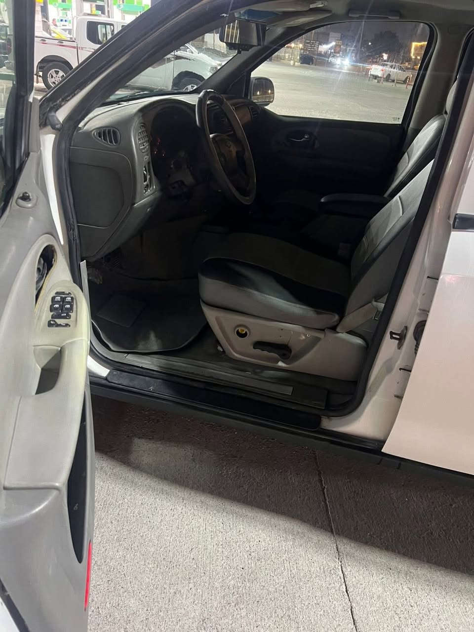 السلام عليكم 
بلايزر 2008 للبيع 
رقم بصره 
تخم تاير جديد 
الكهربائيات كلها شغاله 
السياره مصبوغه حزام 
المكينه عاطله - يحتاجلها طابوكه 
الكير بي نمره تفلت
السعر 55 $ وبيها مجال 
مكان السياره البصره 
***********
