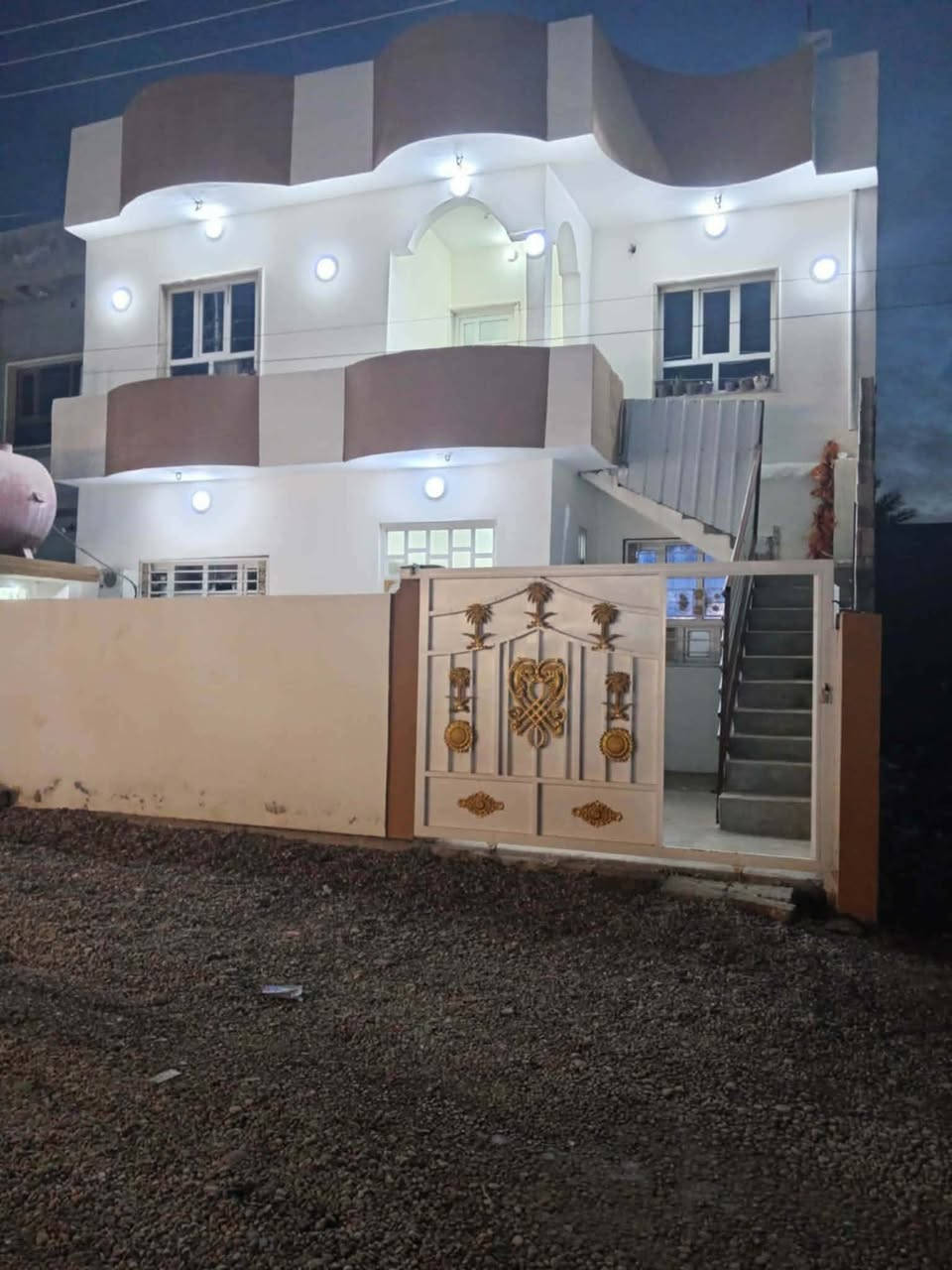 🏡 للبيع – بيت سند رسمي سكني

📍 الموقع: حي الزراعي – الشرقاط، قرب مخازن التربية

🔹 المساحة: 200 متر مربع
🔹 الواجهة: 10 متر
🔹 العمق: 20 متر
🔹 بناء حديث وجاهز للسكن
البيت طابقين الطابق الثاني معزول عن الأرضي تكدر تأجره خوش عرض 

✅ جميع الخدمات متوفرة وواصلة بالكامل:

* ماء
* كهرباء

💰 السعر: 130 مليون دينار عراقي
📌 يوجد مجال للتفاوض

📞 للاستفسار والمعاينة:
0772 219 9067
