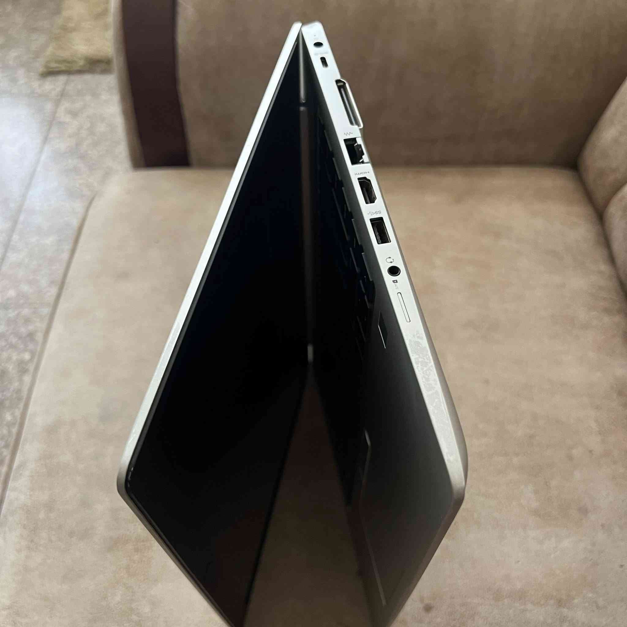 لابتوب hp سلم للبيع مواصفات
المعالج: AMD Ryzen 5 PRO 3500U (الجيل الثالث).
 الرام: 16GB DDR4.
 كرت الشاشة: AMD Radeon Vega 8 (مدمج - 2GB).
 الهارد: 256GB SSD.
 الشاشة: 14 بوصة FHD.
 النظام: Windows 11 (نظام 64-bit).
منافذ 2 للusb + منفذ HDMI 2.0 + منفذ للسماعة + منفذ لل SIM + منفذ للسماعات + منفذ الشحن 

تشغيل الفيديوهات بصوت عالي وواضح 🔊
تشغيل جميع برامج تعديل الصور 
تشغيل البرامج الهندسية 2d المتوسطة 
السعر (250) الف 
للتواصل ماسنجر


**إذا كنت صاحب هذا الإعلان وتريد حذفه لأي سبب، رجاءا أرسل رسالة إلى الدعم الفني**