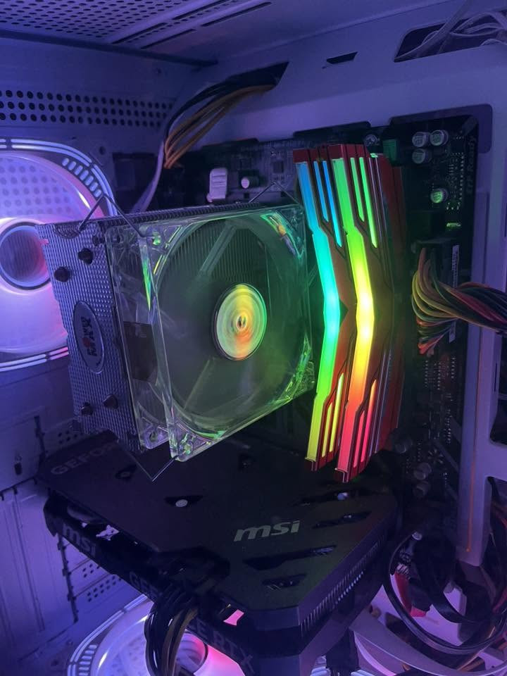 المعالج (CPU): AMD Ryzen 5 5600X (سداسي النواة - 6 Cores) بتردد 3.70 GHz.
اللوحة الأم (Motherboard): B450M DS3H.
الذاكرة العشوائية (RAM): 16.0 جيجابايت بسرعة 3600 MT/s.
بطاقة الرسومات (GPU): NVIDIA GeForce RTX 4060 بذاكرة 8 جيجابايت.
مساحة التخزين (Storage): الإجمالي 1.24 تيرا بايت
1,300,000$💸
مع الاكسسوارات


**إذا كنت صاحب هذا الإعلان وتريد حذفه لأي سبب، رجاءا أرسل رسالة إلى الدعم الفني**