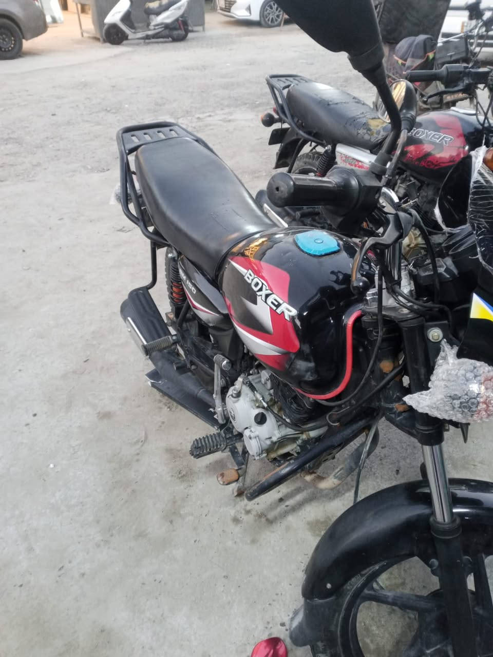 دراجه بوكسر نضيفه محرك ما مفتوح سعر 1600  المكان بغداد الغزاليه ***********
