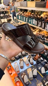 الجديد والمميز ✨ شحاطة براند لَمّاع بلون الجوزي الفخامة والراحة بنفس ا...