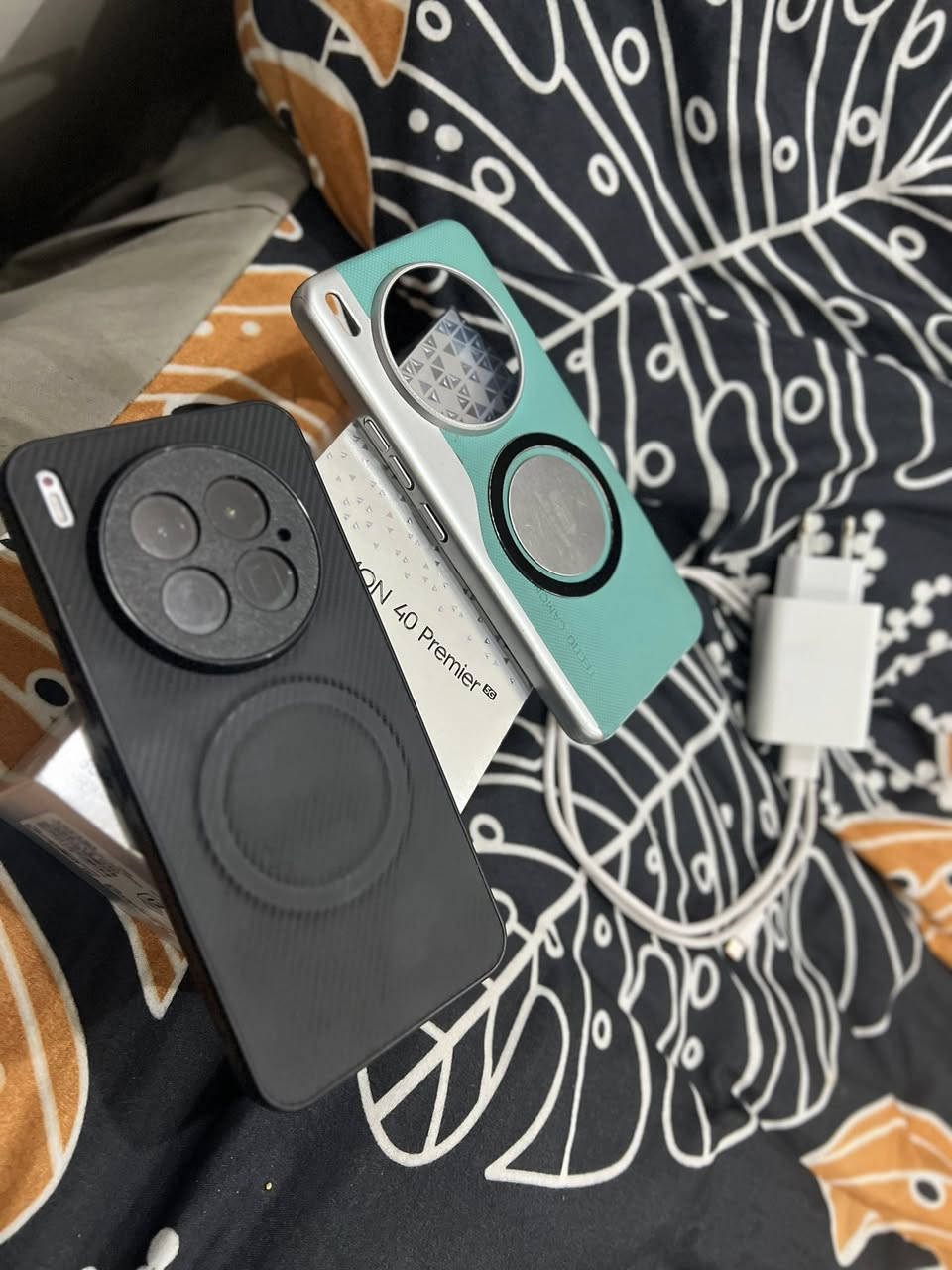 تكنو كمون 40 بريمير 5g للبيع كامل ملحقات مع كفرات عدد 2 للبيع بسعر 365 الف قفل بدون اي عملة نسبة البطارية 98‎%‎
iOS 15  
 • المعالج: MediaTek Dimensity 8350 Ultimate AI (بنظام 4 نانومتر)  
 • دعم شبكات: 2G / 3G / 4G / 5G  

📺 الشاشة
 • الحجم: 6.67 إنش LTPO AMOLED  
 • الدقة: 1260 × 2800 بكسل (+1.5K)  
 • معدل تحديث: 144 Hz  
 • الحماية: Corning Gorilla Glass 7i  
 • سطوع أقصى: 1600 نيت  

📸 الكاميرات

الخلفية (Triple):
 • الرئيسية: 50 MP Sony LYT-701 مع تثبيت بصري OIS  
 • تليفوتو Periscope: 50 MP للتقريب البصري  
 • واسعة الزاوية: 50 MP  

الأمامية:
 • 50 MP  

📦 الذاكرة والتخزين
 • الذاكرة العشوائية (RAM): 12 GB  
 • الذاكرة الداخلية (Storage): 256 GB  
 • لا يدعم بطاقة ذاكرة خارجية microSD  

🔋 البطارية والشحن
 • البطارية: 5100 mAh  
 • شحن سريع: 70 W  

📶 إضافات ومزايا
 • مقاومة للماء والغبار IP68 + IP69  
 • بصمة داخل الشاشة Optical  
 • سماعات Stereo + Dolby Atmos  
 • شبكات Wi-Fi Dual-Band، بلوتوث 5.4، NFC، USB-C مع OTG  
 • أبعاد الهاتف: 161 x 75 x 7.7 مم ووزن حوالي 193 جرام  

📊 ملخص:
هاتف كامون 40 بريمير من تكنو يأتي بفئة عالية الأداء خاصة في التصوير والشاشة السريعة، مع معالج قوي وشحن سريع ومقاومة للماء، مما يجعله منافس قوي في فئته السعرية.


**إذا كنت صاحب هذا الإعلان وتريد حذفه لأي سبب، رجاءا أرسل رسالة إلى الدعم الفني**