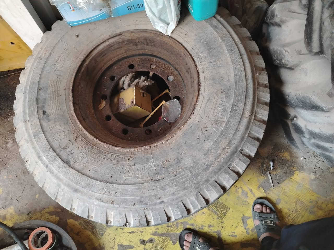 السلام عليكم تايرات اورنقات مال حفاره حجم 160 او كيله بيم اثمانين وعرض ستين او كيله متر او كيله مال جيسي للبيع ***********
