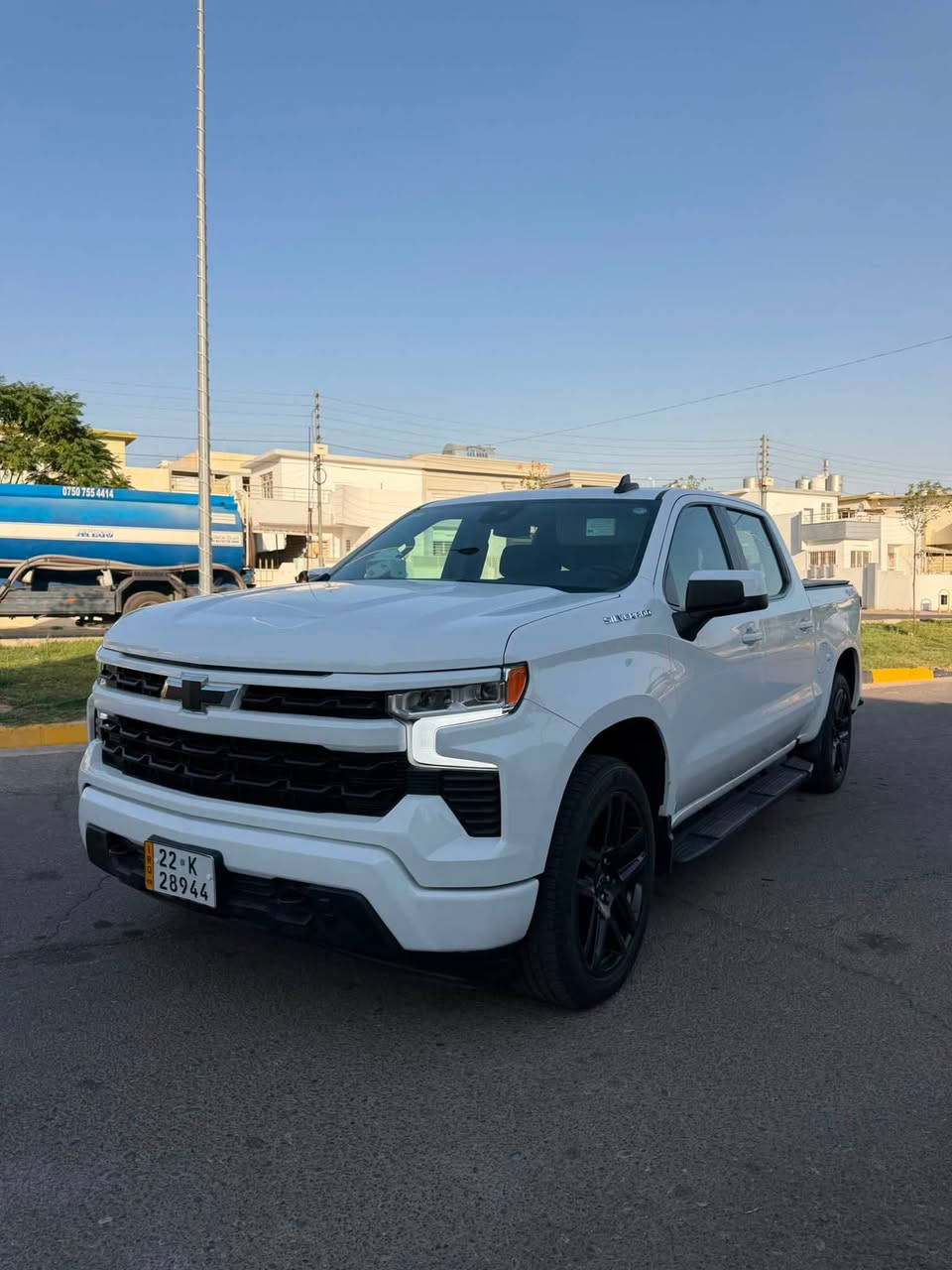 شفروليه سلفرادو RST موديل 2023 بمحرك 5.3 V8، مواصفاته:
ماشي 74 كيلو
* المحرك: V8 سعة 5.3 لتر EcoTec3
* القوة: 355 حصان
* العزم: 519 نيوتن.متر (383 رطل-قدم)
* ناقل الحركة: أوتوماتيك 10 سرعات
* نظام الدفع: خلفي (2WD) أو رباعي 
     شاشة معلومات وترفيه 13.4 بوصة.
* شاشة عدادات رقمية 12.3 بوصة.
* دعم Apple CarPlay وAndroid Auto لاسلكيًا.
* تشغيل السيارة عن بعد.
* مقاعد أمامية مدفأة (حسب التجهيز).
* كاميرا خلفية، مع أنظمة أمان مثل المحافظة على المسار والتنبيه من الاصطدام .
حادثه بدي مبدل كامل فقط بدي الباقي كفاله عامه 
***********
سعر 340 ورقه وبيها مجال 
عنواني بغداد الدورة .
