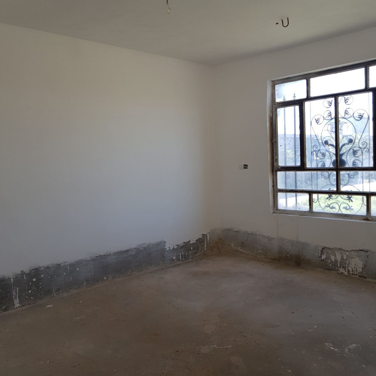 ارض للبيع هورجب قريب على المدارس مساحة706م بيها بيت292 متر بي نواقص بي خدمات  سكنية سند25واجهة البيت 22.50 ونزال31.40  الاستفسار على السعر في الخاص او الاتصال على الرقم بي واتساب ***********
