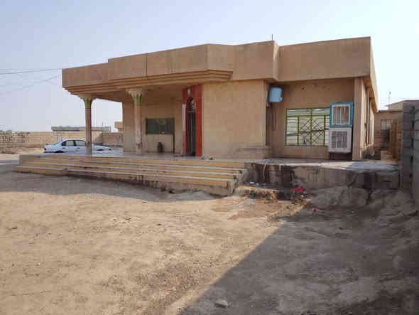 السلام عليكم ورحمة الله وبركاتة بيت للبيع موقع البيت حارت الطروخ قرب جسر ام الشباببط تفاصيل البيت ٣ قرف نوم  وربعه وهول وموزع   حمام  مطبخ مخزن  ارضيت البيت كاشي  مساحت الأرض ٧٥٠ متر مربع  واصل ماء كهرباء شارع تبليط مدرسة    سعر المطلوب ٧٥ وبي مجال   رقم الهاتف ***********
