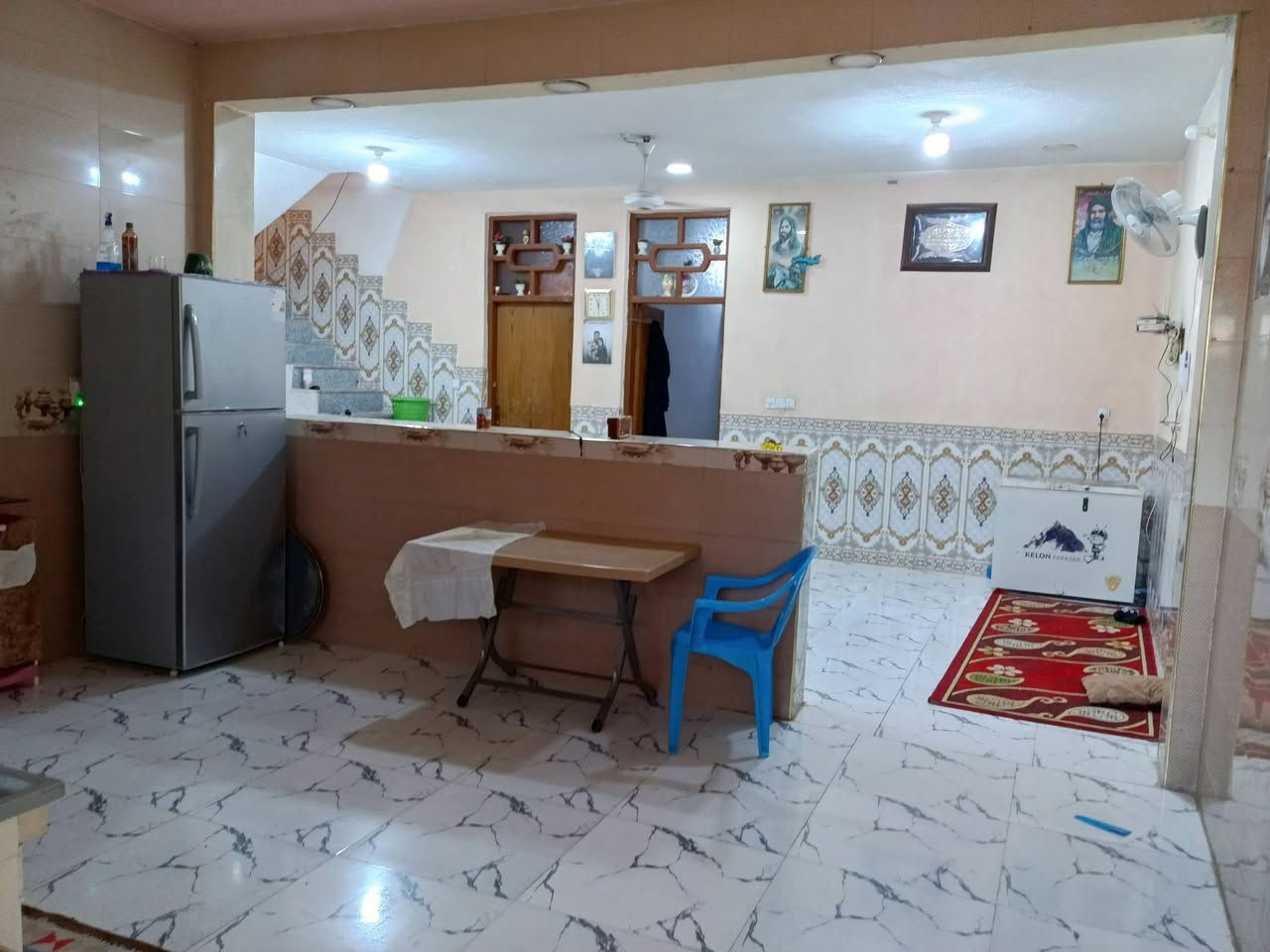 السلام عليكم بيت للبيع مكون من غرفتين نوم وصاله ومطبخ واستقبال بل بيضاء قرب حسينيت السيده زينب مساحت 250الستفسار ***********
