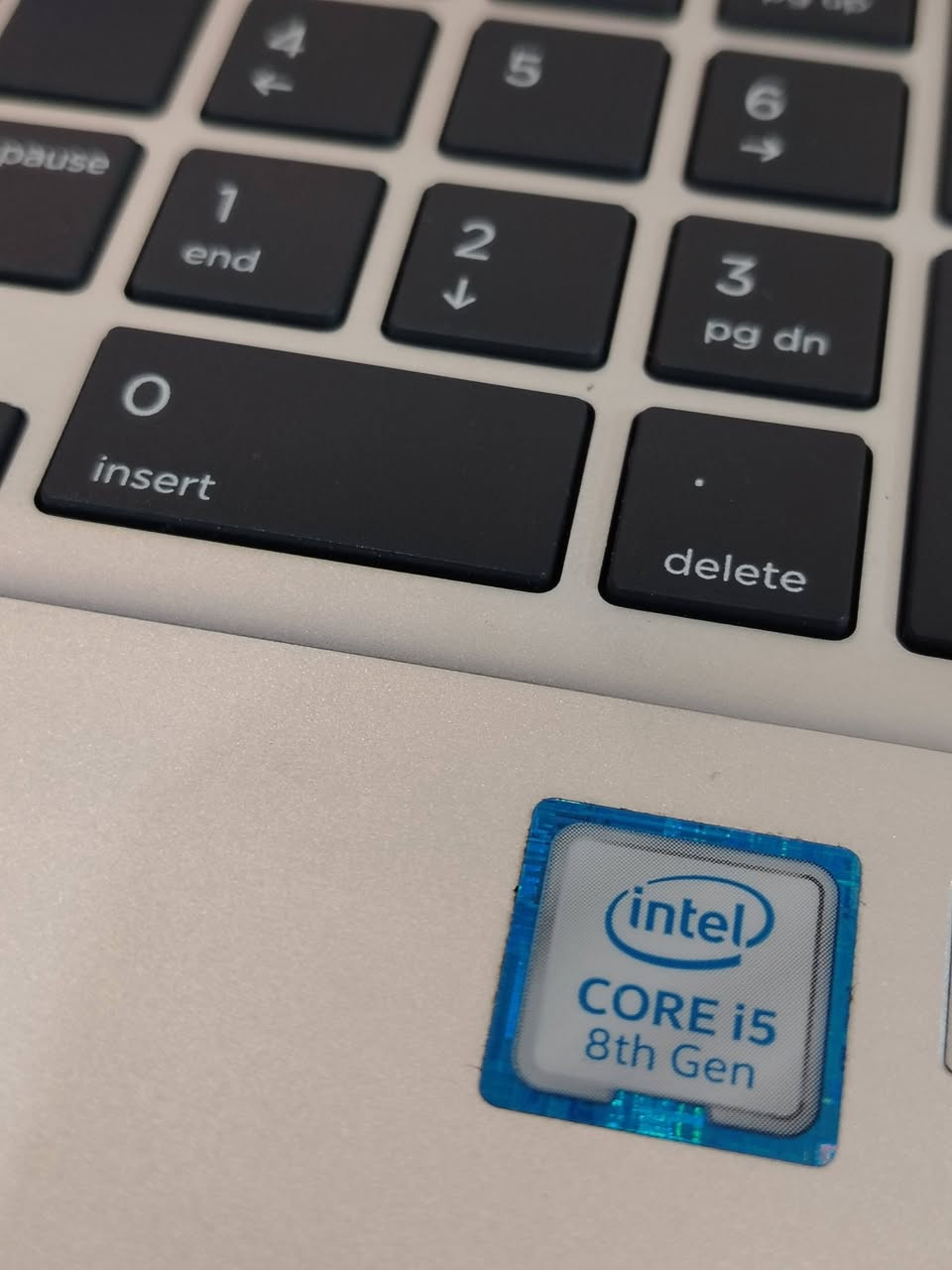 السلام عليكم لابتوب HP شاشة 15.6 للبيع .
السعر 295 الف وبي مجال قليل .

اللابتوب جدا نضيف وادائة قوي وممتاز يفيد الي عنده دراسة او العاب متوسطة او غيرها من الاستعمالات .

المواصفات :
المعالج intel cori5
الجيل : الثامن
كرت الشاشة : INTEL GRAPHICS 
الشاشة : فول اچ دي (FHD) حجم 15.6 دقتها والالوان جدا واضحه وتشغل 4K بالمشاهدة .
الرام : 8GB نوع DDR4 فدشي راقي .
الذاكرة : 256GB ssd M.2 
كيبورد عربي انكليزي ليزري .
كيبورد ميكانيكي .
سماعات ستيريو .
سبيكرات بجانب الى الكيبورد .
كامرة امامية واضحه 
بطارية اللابتوب ليثيوم تطول فوگ ال 4 ساعات ب الاستعمال المكثف . 
المنافذ :
منفذ  تايب سي  
منافذ USB 
منفذ Hdmi
ممفذ LAN
منفذ سماعات
وغيرهن بعد.
المميزات:
كيبورد عربي انكليزي ليزري ميكانيكي .
لونه فضي من الخارج والداخل فدشي مرتب

الملحقات:
ملحقاته كلها موجودة واصليه
كيبل ثلاثي اصلي.
شاحنة اللابتوب الاصليه  .
جنطة الابتوب هم بعدهي جديده غير مستخدمه .

منصب عليه وندوز 11 برو مفعل مدى الحياة وحزمه الاوفس كامله كذلك مفعلة مدى الحياة .

اللابتوب كلش نضيف ومواصفاته قويه ومحترمه وتصميمه كلش مرتب . ومابي أي نقص كيبورد سماعات انترنت شاشة كامرة كله شغال وممتاز وماب اي نقص من اي ناحية .
وكلشي بي بعده جديد ونضيف مثل ماموضح.

السعر : 295 الف وبي مجال جدا قليل .

مكاني النجف والي يريده توصيل هم موجود ان شاء الله .

***********

(لابتوب للبيع النجف بغداد الانبار البصرة حاسبة محمولة منضدية دل dell hp pc laptops laptop computer )
